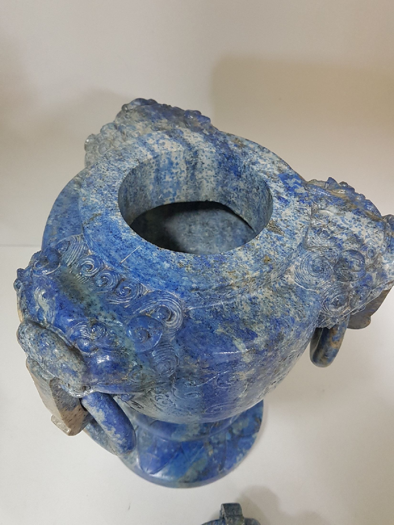 Detail j: Deckelvase aus Lapislazuli, China, 20. Jh., Doppelhenkel mit Ringen, beschnitzt mit stil. Masken, Fo-Löwen- Bekrönung, 34.5.5 x 20 cm