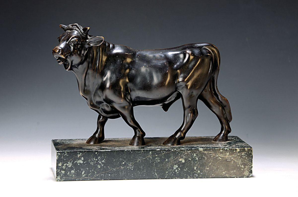 Große Bronzeskulptur, Stier, um 1900/20, Bergmann, Wien, auf grauem Marmorsockel, patiniert, ca. 20 x 29 cm mit Sockel ca, 23.5 x 30 x 11 cm, l. ...