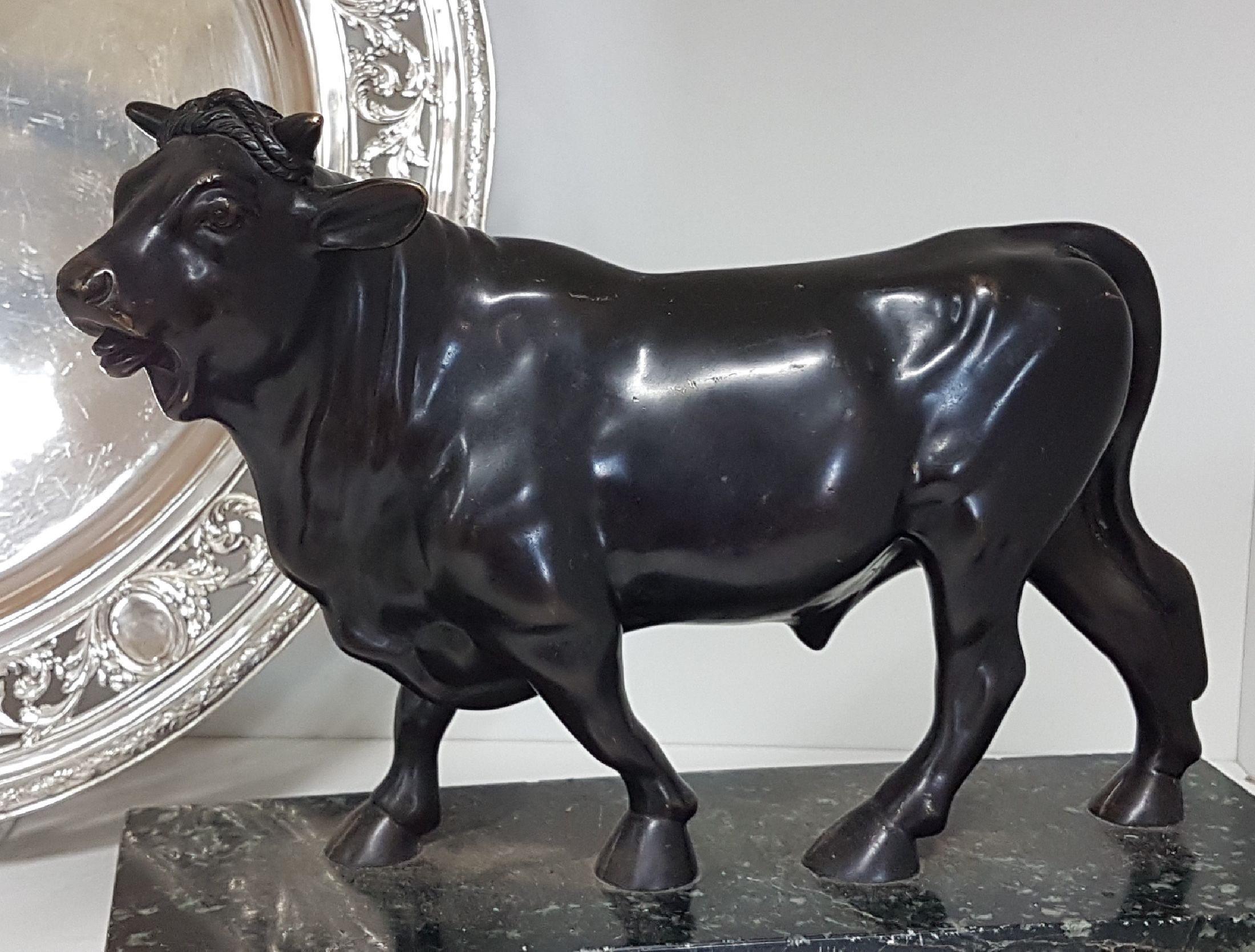 Detail a: Große Bronzeskulptur, Stier, um 1900/20, Bergmann, Wien, auf grauem Marmorsockel, patiniert, ca. 20 x 29 cm mit Sockel ca, 23.5 x 30 x 11 cm, l. ...
