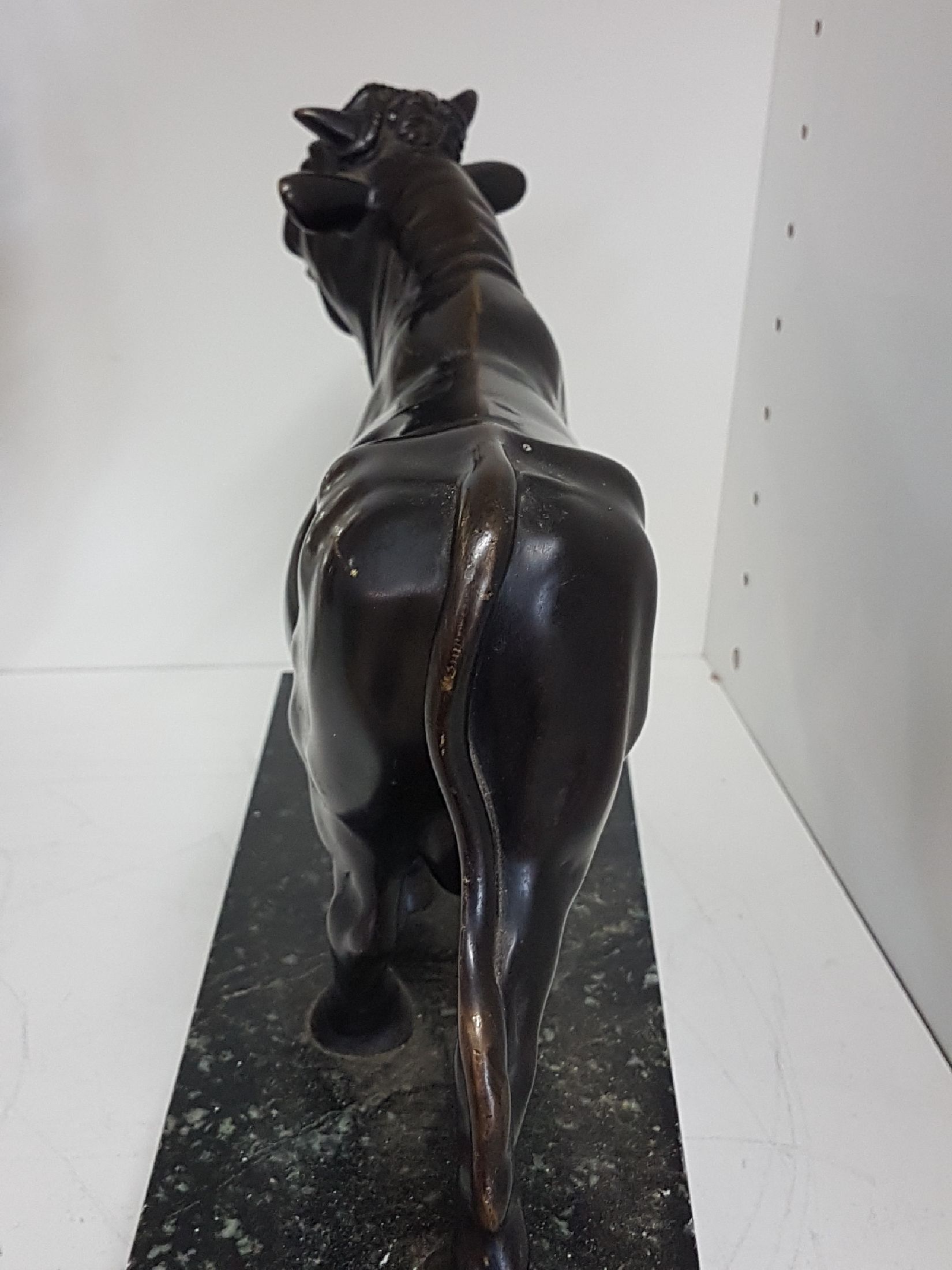 Detail b: Große Bronzeskulptur, Stier, um 1900/20, Bergmann, Wien, auf grauem Marmorsockel, patiniert, ca. 20 x 29 cm mit Sockel ca, 23.5 x 30 x 11 cm, l. ...