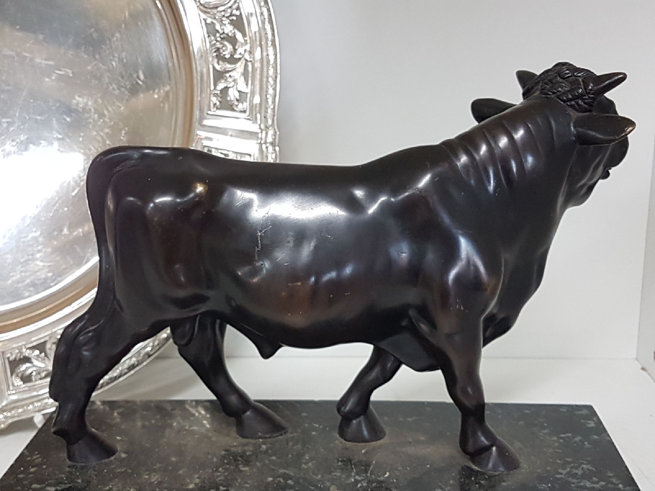 Detail c: Große Bronzeskulptur, Stier, um 1900/20, Bergmann, Wien, auf grauem Marmorsockel, patiniert, ca. 20 x 29 cm mit Sockel ca, 23.5 x 30 x 11 cm, l. ...