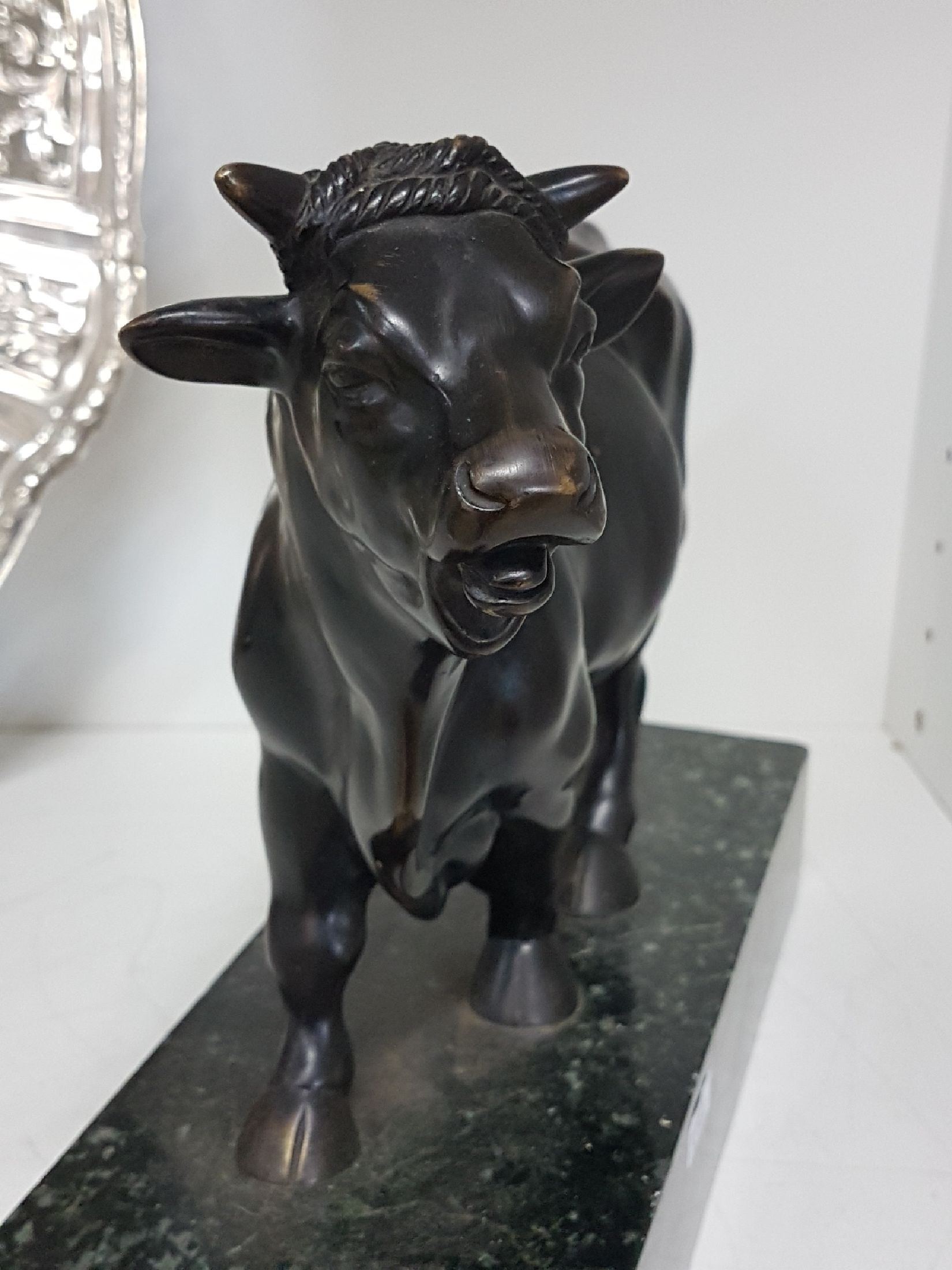 Detail d: Große Bronzeskulptur, Stier, um 1900/20, Bergmann, Wien, auf grauem Marmorsockel, patiniert, ca. 20 x 29 cm mit Sockel ca, 23.5 x 30 x 11 cm, l. ...