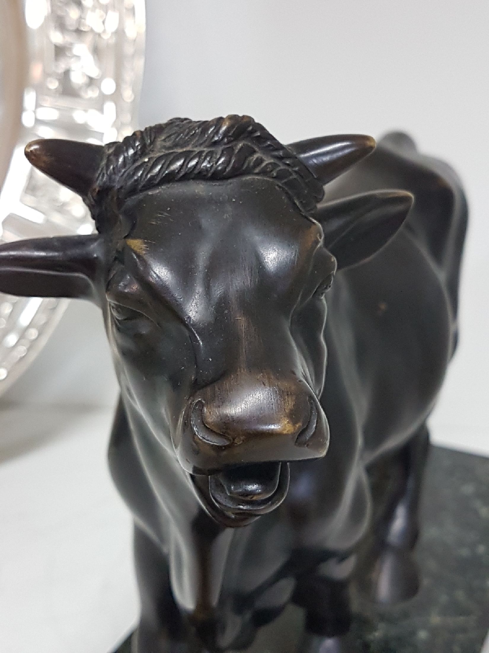 Detail e: Große Bronzeskulptur, Stier, um 1900/20, Bergmann, Wien, auf grauem Marmorsockel, patiniert, ca. 20 x 29 cm mit Sockel ca, 23.5 x 30 x 11 cm, l. ...
