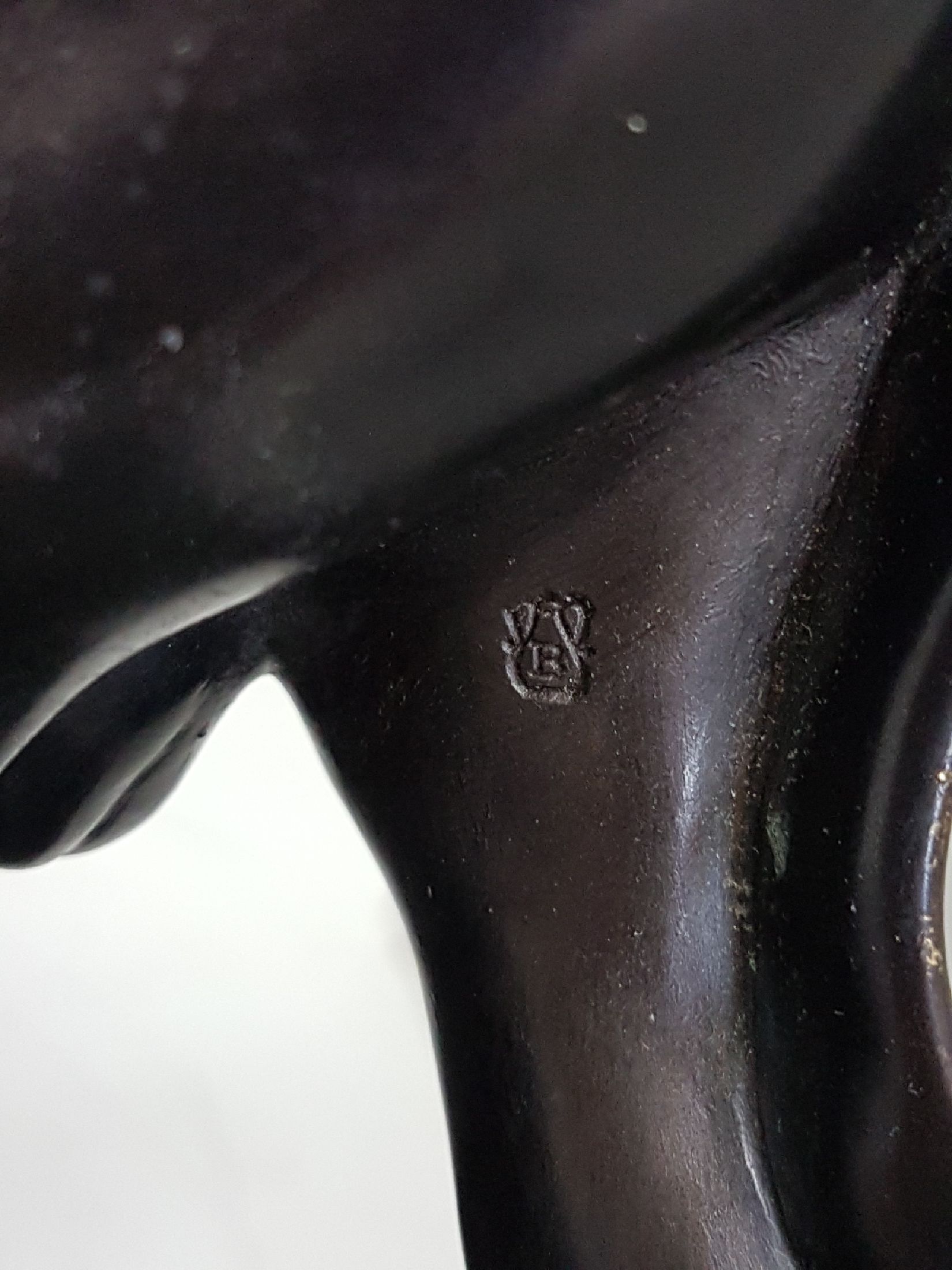 Detail f: Große Bronzeskulptur, Stier, um 1900/20, Bergmann, Wien, auf grauem Marmorsockel, patiniert, ca. 20 x 29 cm mit Sockel ca, 23.5 x 30 x 11 cm, l. ...