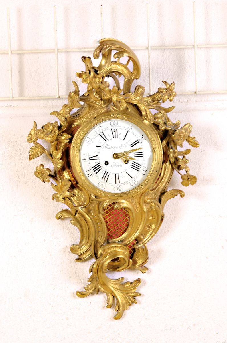 Kartelluhr, Bronzegehäuse, um 1860/70, im Stil des Rokoko, elegant mit Rocaillen und Blumen besetzt, Schallöffnungen mit rotem Samt unterlegt, ...