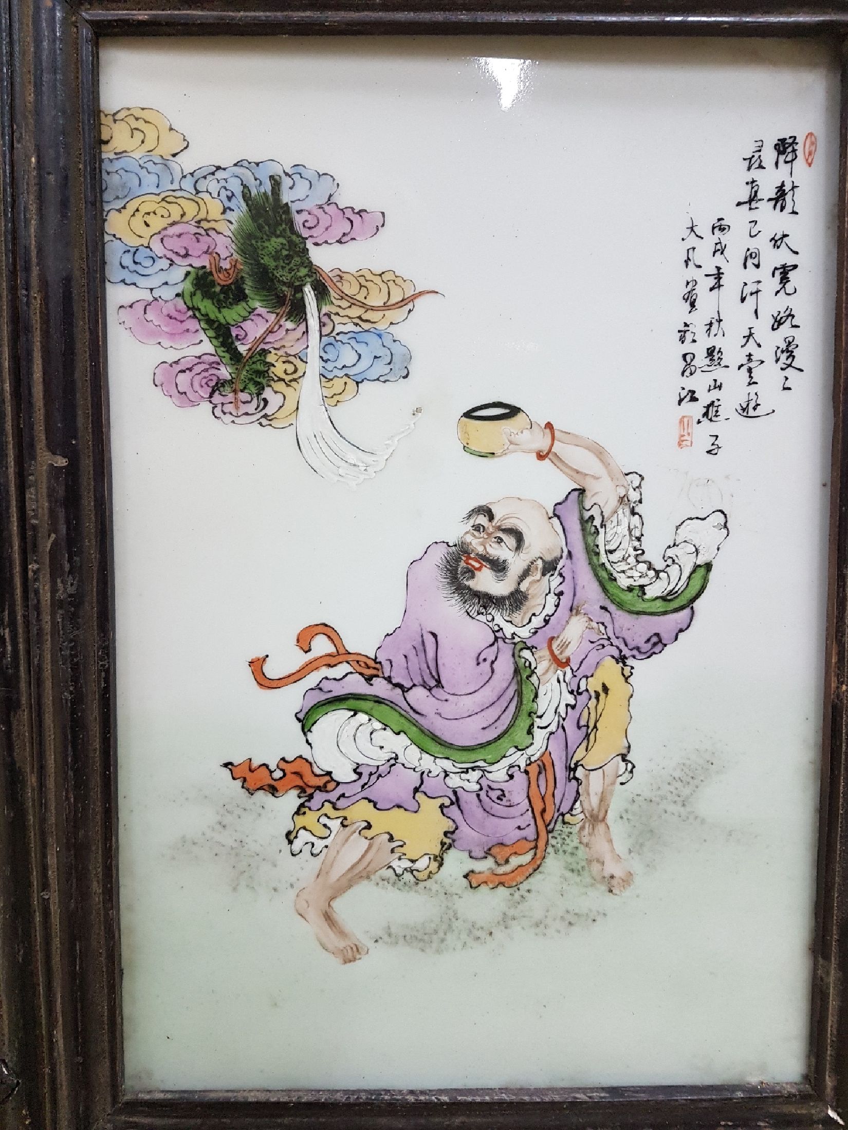 Detail a: Vierteiliger Paravant, China, 19. Jh., profilierter Holzrahmen mit drei Feldern, mittig handbemaltes Porzellanbild mit Szenen aus der Mythologie mit ...