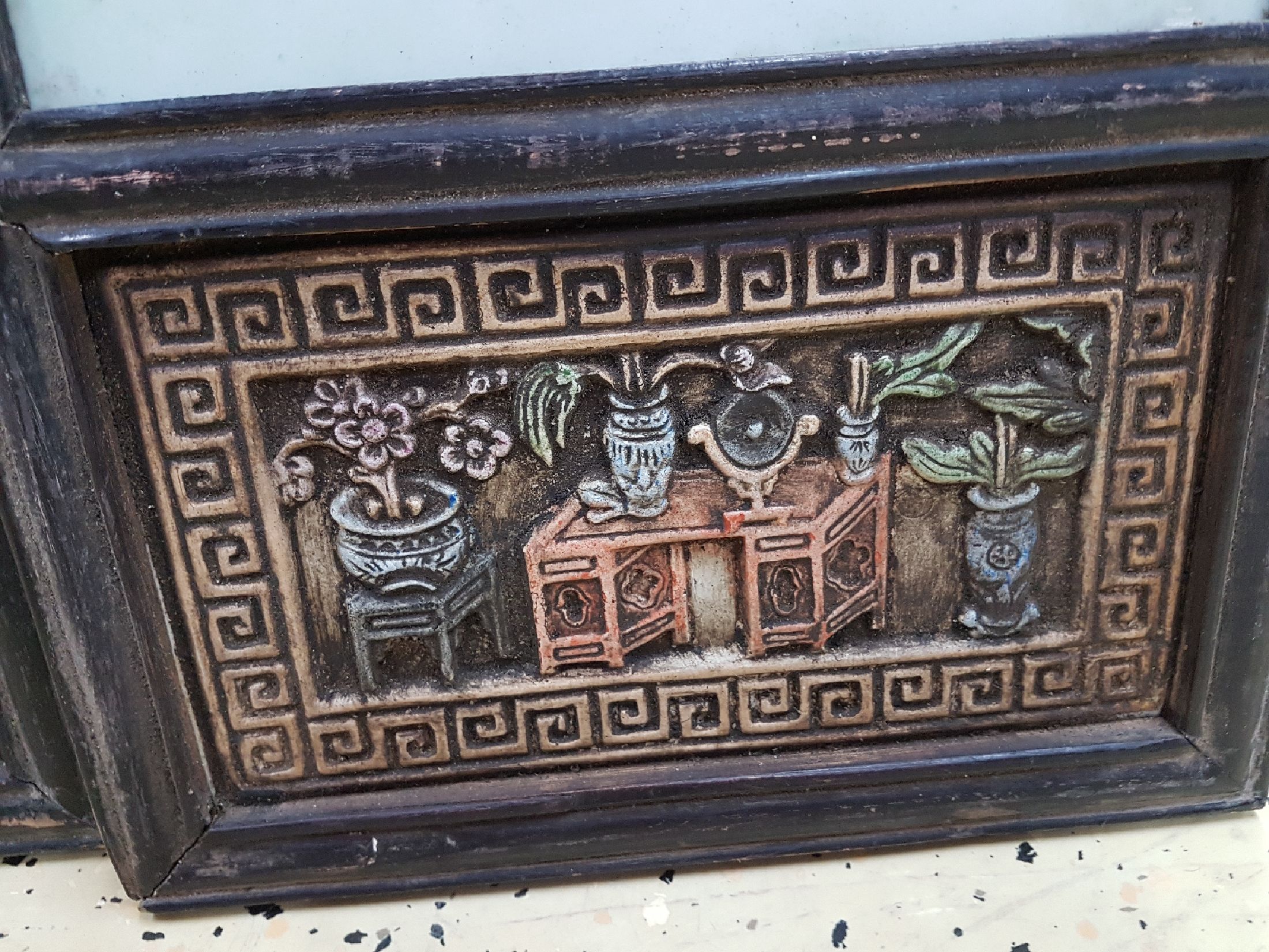 Detail b: Vierteiliger Paravant, China, 19. Jh., profilierter Holzrahmen mit drei Feldern, mittig handbemaltes Porzellanbild mit Szenen aus der Mythologie mit ...