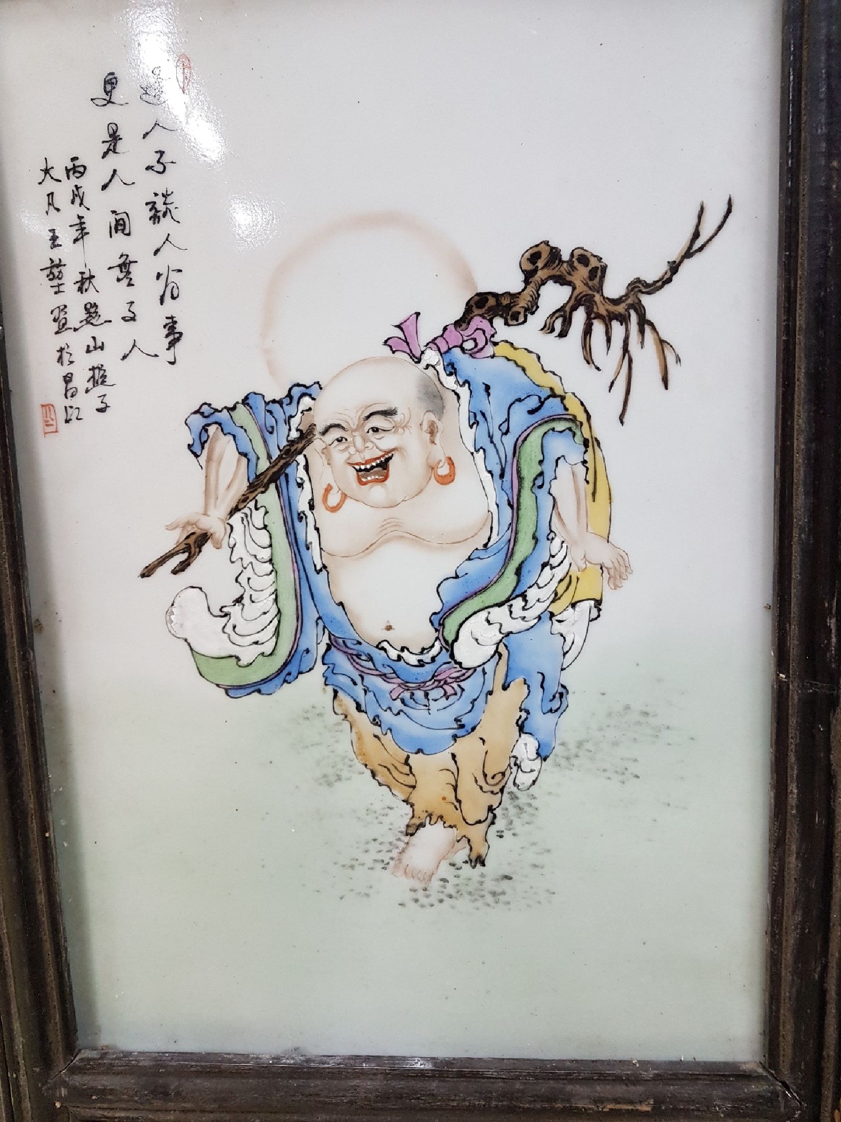 Detail c: Vierteiliger Paravant, China, 19. Jh., profilierter Holzrahmen mit drei Feldern, mittig handbemaltes Porzellanbild mit Szenen aus der Mythologie mit ...