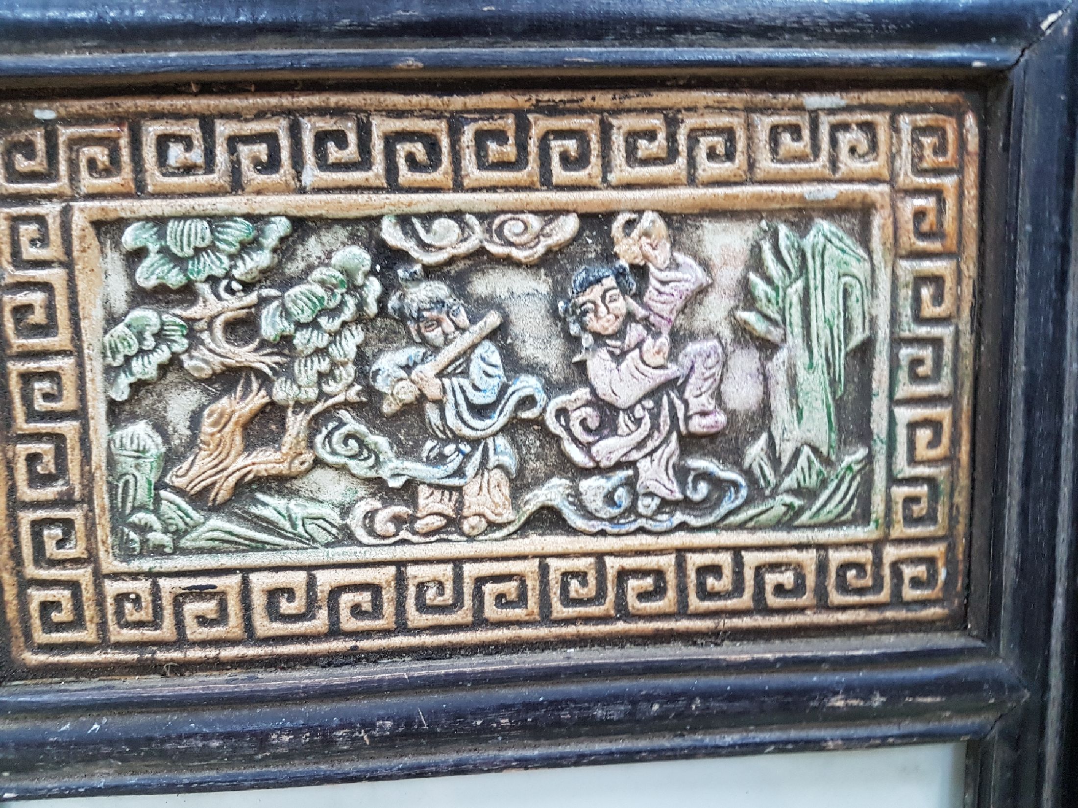 Detail d: Vierteiliger Paravant, China, 19. Jh., profilierter Holzrahmen mit drei Feldern, mittig handbemaltes Porzellanbild mit Szenen aus der Mythologie mit ...