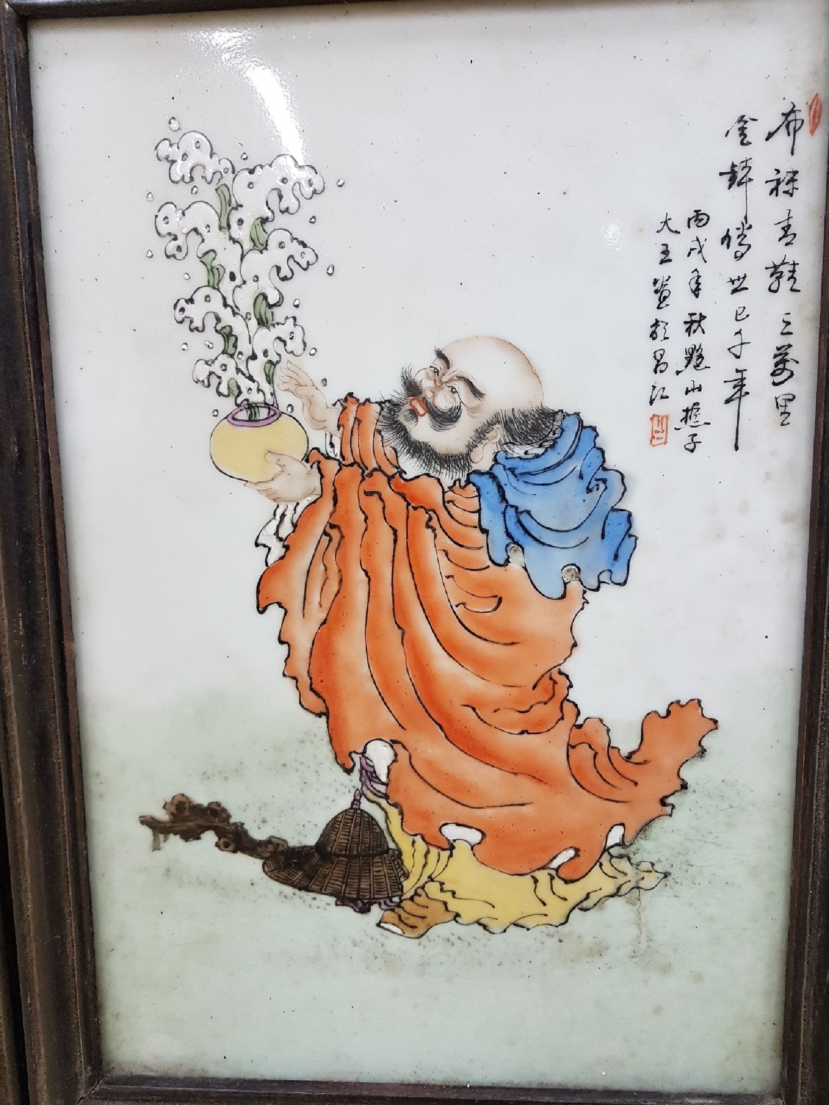 Detail e: Vierteiliger Paravant, China, 19. Jh., profilierter Holzrahmen mit drei Feldern, mittig handbemaltes Porzellanbild mit Szenen aus der Mythologie mit ...