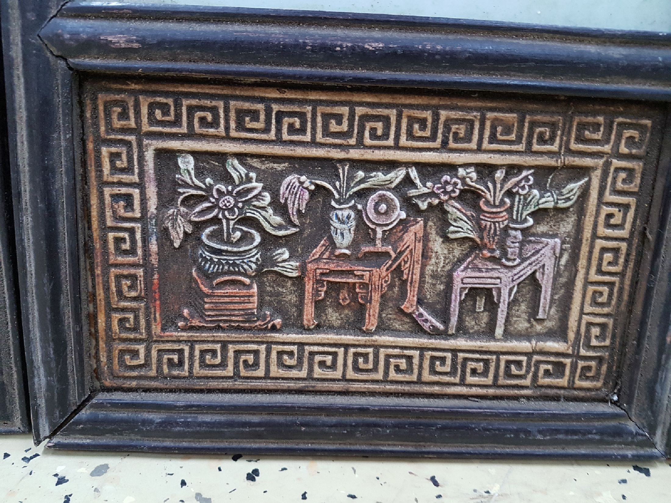 Detail f: Vierteiliger Paravant, China, 19. Jh., profilierter Holzrahmen mit drei Feldern, mittig handbemaltes Porzellanbild mit Szenen aus der Mythologie mit ...