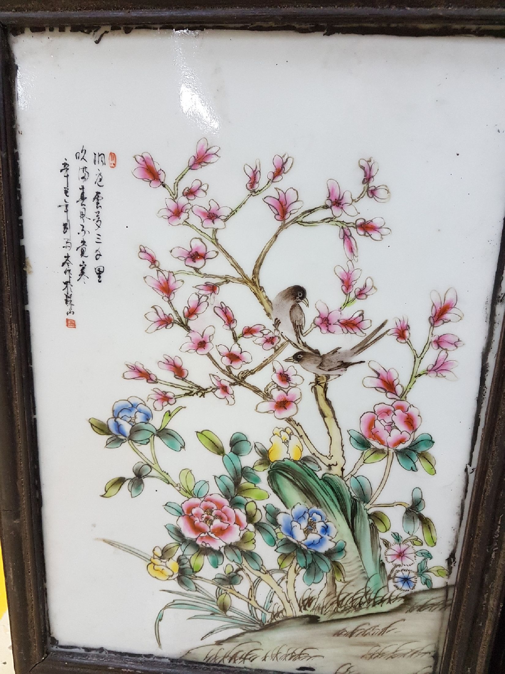 Detail g: Vierteiliger Paravant, China, 19. Jh., profilierter Holzrahmen mit drei Feldern, mittig handbemaltes Porzellanbild mit Szenen aus der Mythologie mit ...