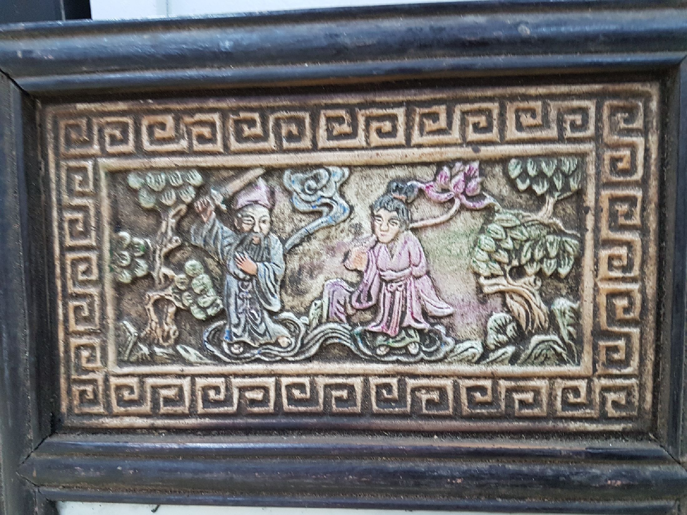 Detail h: Vierteiliger Paravant, China, 19. Jh., profilierter Holzrahmen mit drei Feldern, mittig handbemaltes Porzellanbild mit Szenen aus der Mythologie mit ...