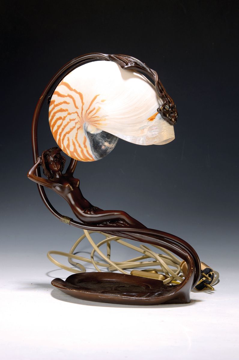 Nautilus-Tischlampe, nach dem Vorbild Gustav Gurschners (1873-1970), 2.Hälfte 20.Jh., Bronze, liegender weiblicher Akt, Nautilusmuschel restauriert, ...