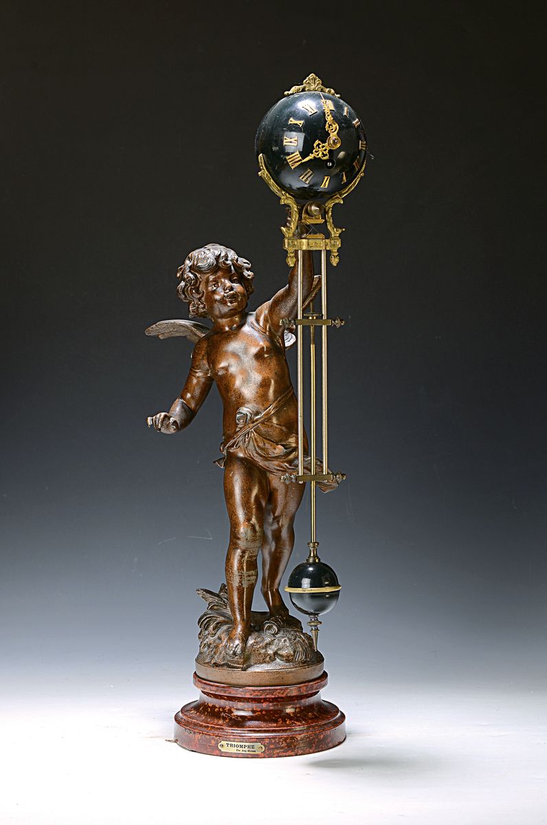 Tischuhr, sog. Mysterieuse, Frankreich um 1910, maserierter profilierter Holzsockel, darauf vollplastischer geflügelter Putto welcher am ...
