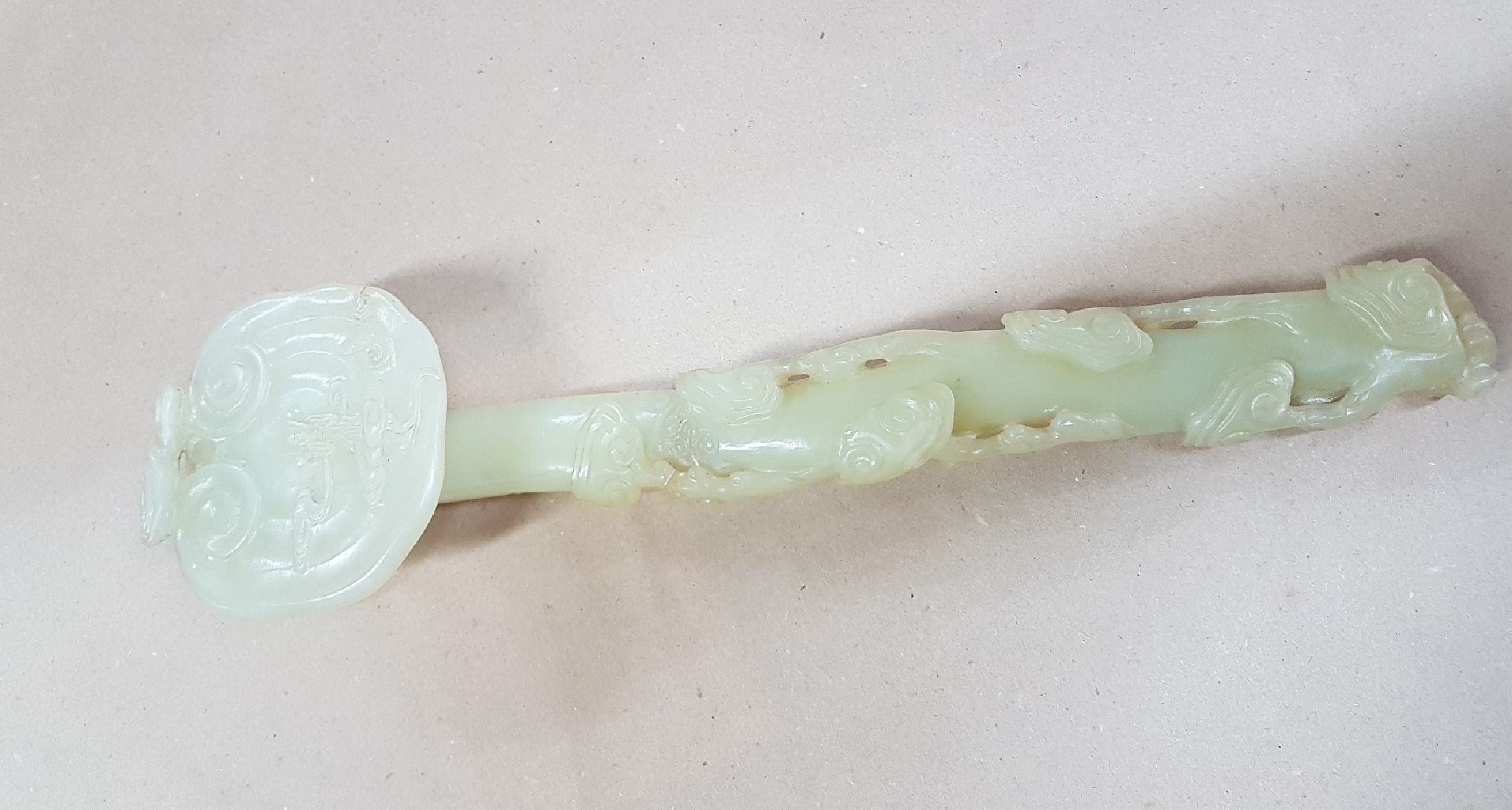Detail a: Große Ruyi-Zepter, China, Jade, leicht geschwungene Form, reich beschnitzt, z.T. vollplastisch, am Stil rest., H. ca. 39 cm