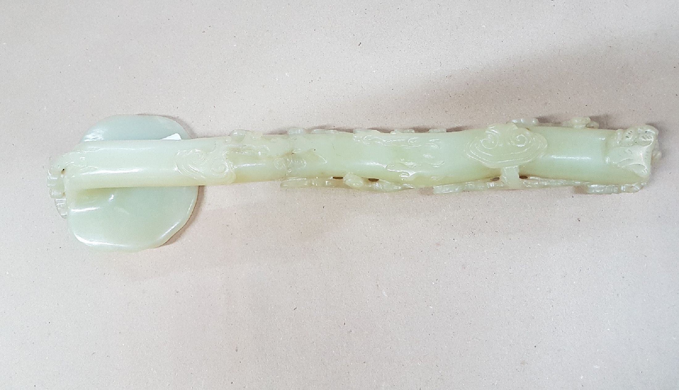 Detail b: Große Ruyi-Zepter, China, Jade, leicht geschwungene Form, reich beschnitzt, z.T. vollplastisch, am Stil rest., H. ca. 39 cm