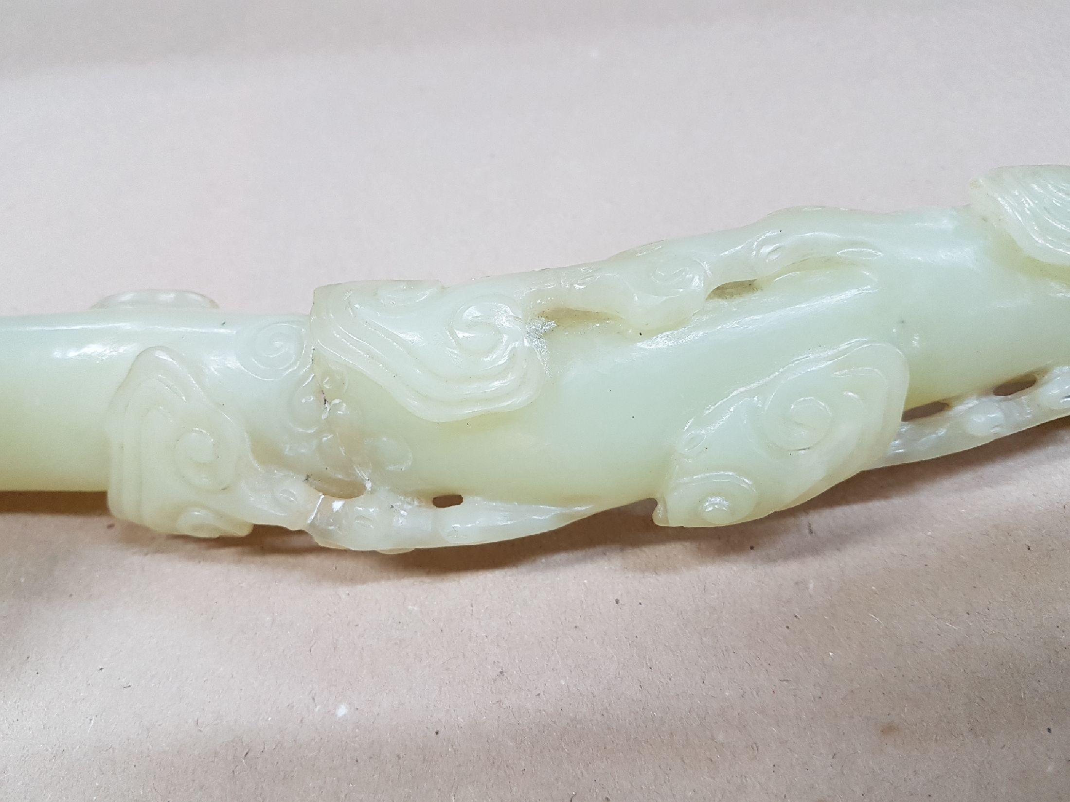 Detail d: Große Ruyi-Zepter, China, Jade, leicht geschwungene Form, reich beschnitzt, z.T. vollplastisch, am Stil rest., H. ca. 39 cm