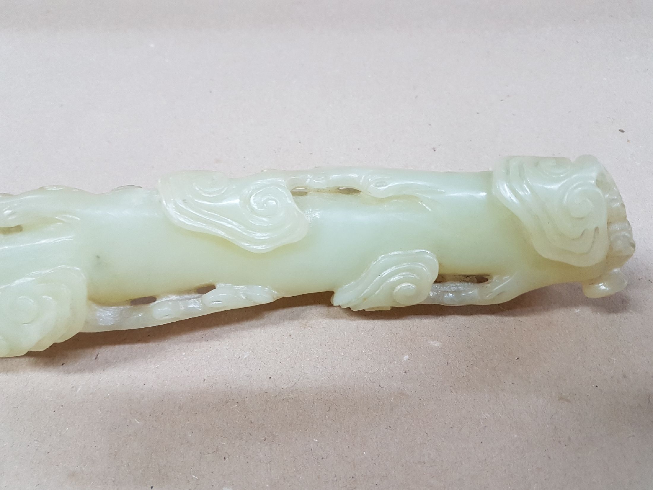 Detail e: Große Ruyi-Zepter, China, Jade, leicht geschwungene Form, reich beschnitzt, z.T. vollplastisch, am Stil rest., H. ca. 39 cm