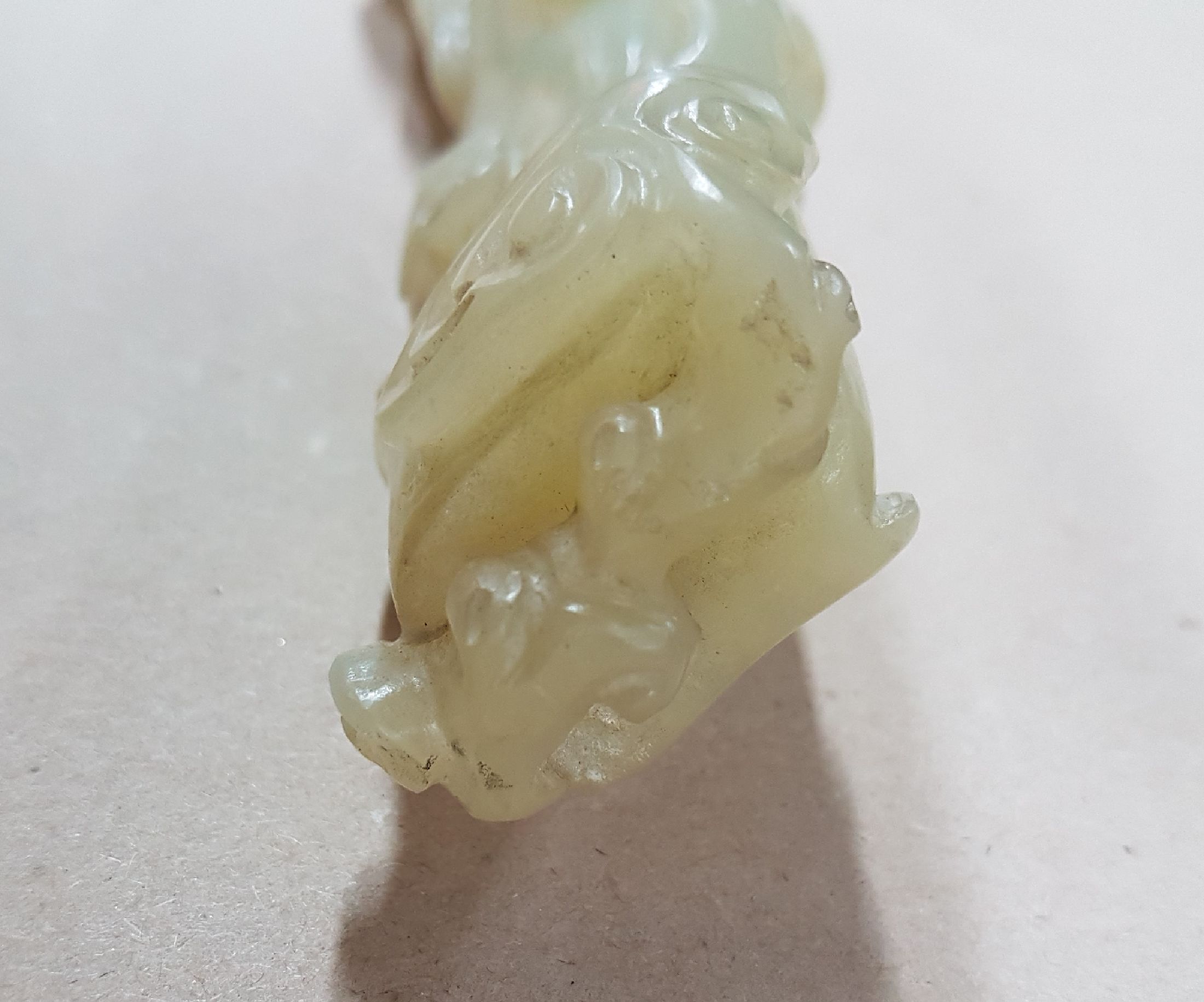Detail f: Große Ruyi-Zepter, China, Jade, leicht geschwungene Form, reich beschnitzt, z.T. vollplastisch, am Stil rest., H. ca. 39 cm