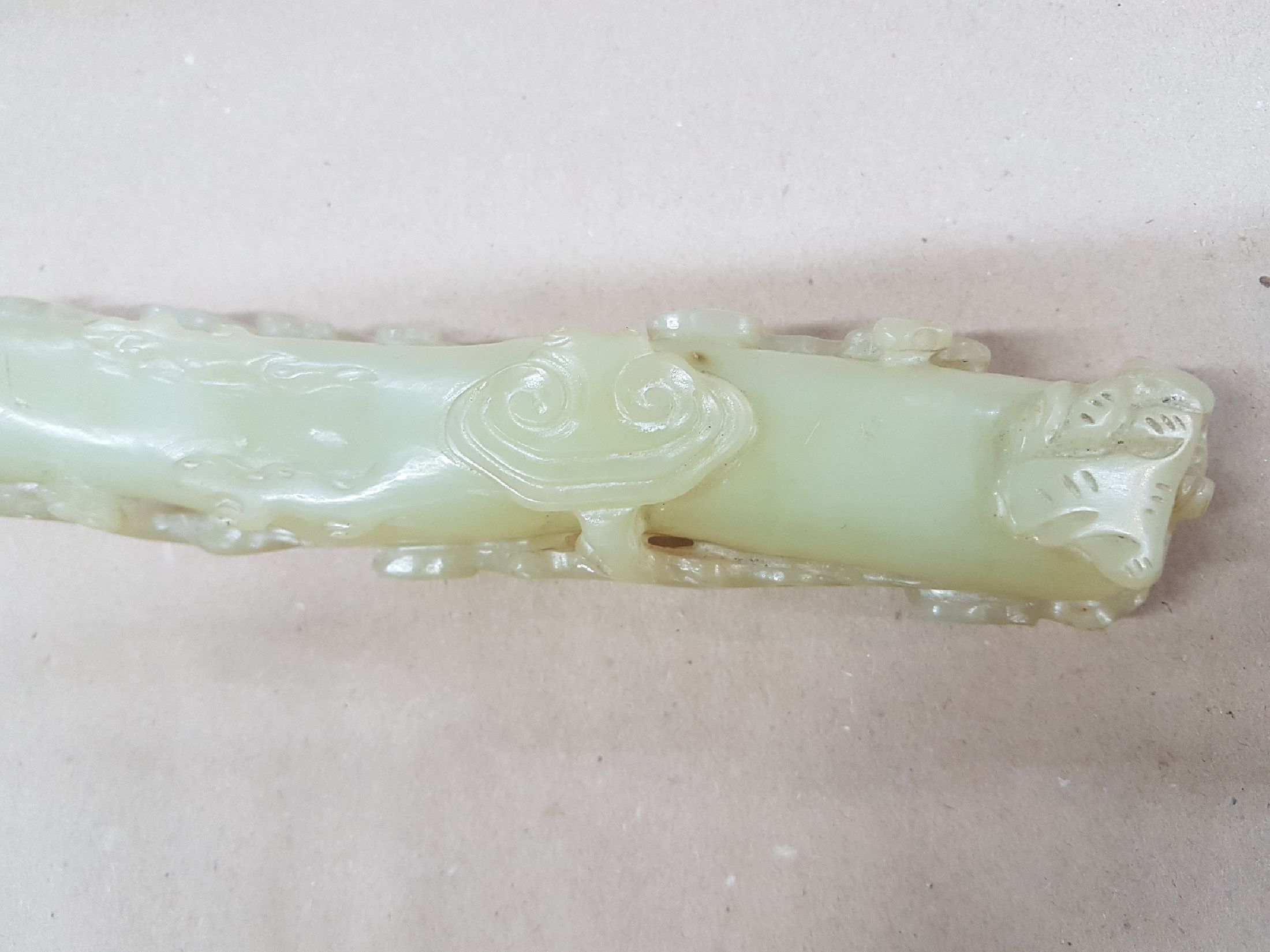 Detail g: Große Ruyi-Zepter, China, Jade, leicht geschwungene Form, reich beschnitzt, z.T. vollplastisch, am Stil rest., H. ca. 39 cm