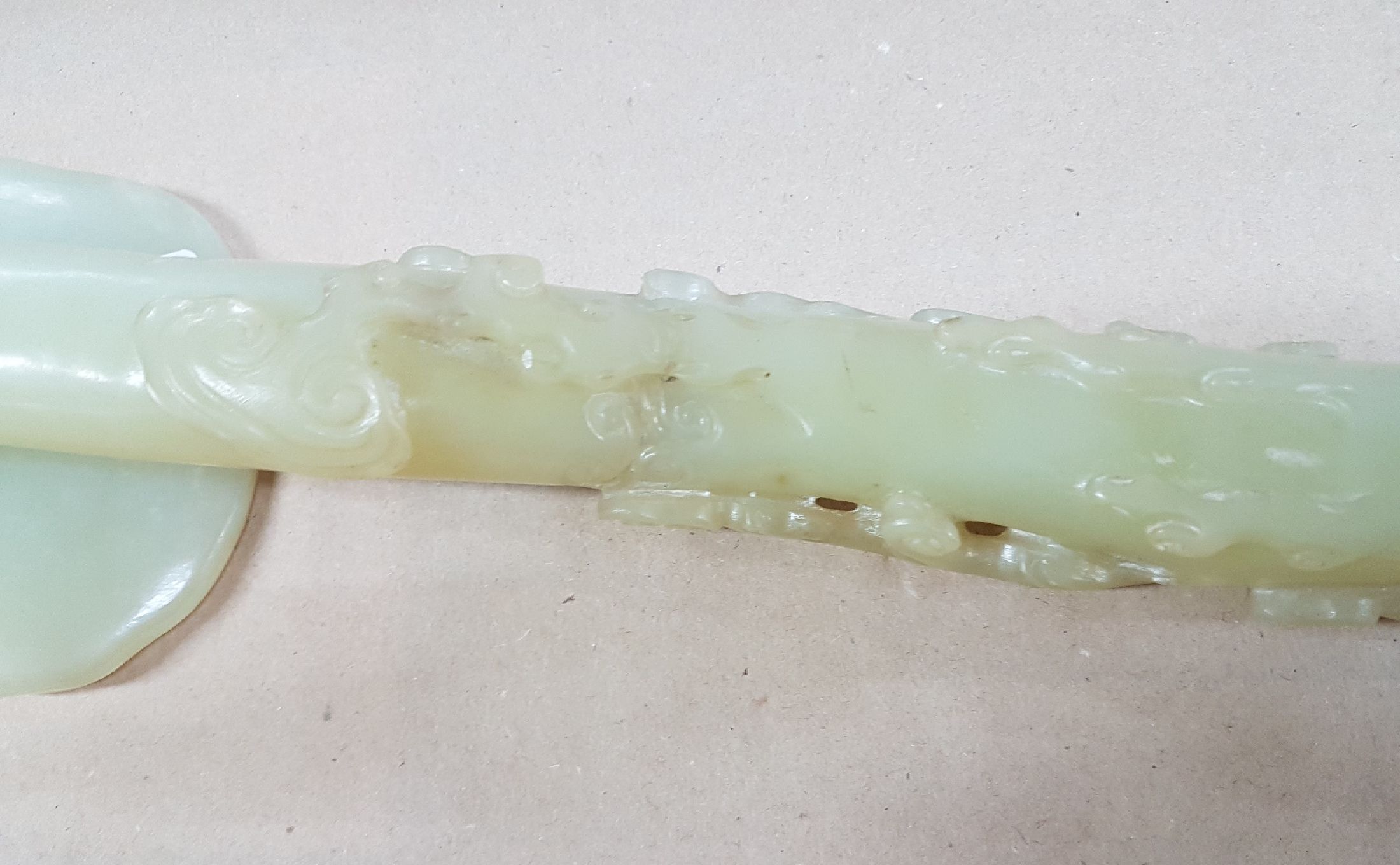 Detail h: Große Ruyi-Zepter, China, Jade, leicht geschwungene Form, reich beschnitzt, z.T. vollplastisch, am Stil rest., H. ca. 39 cm