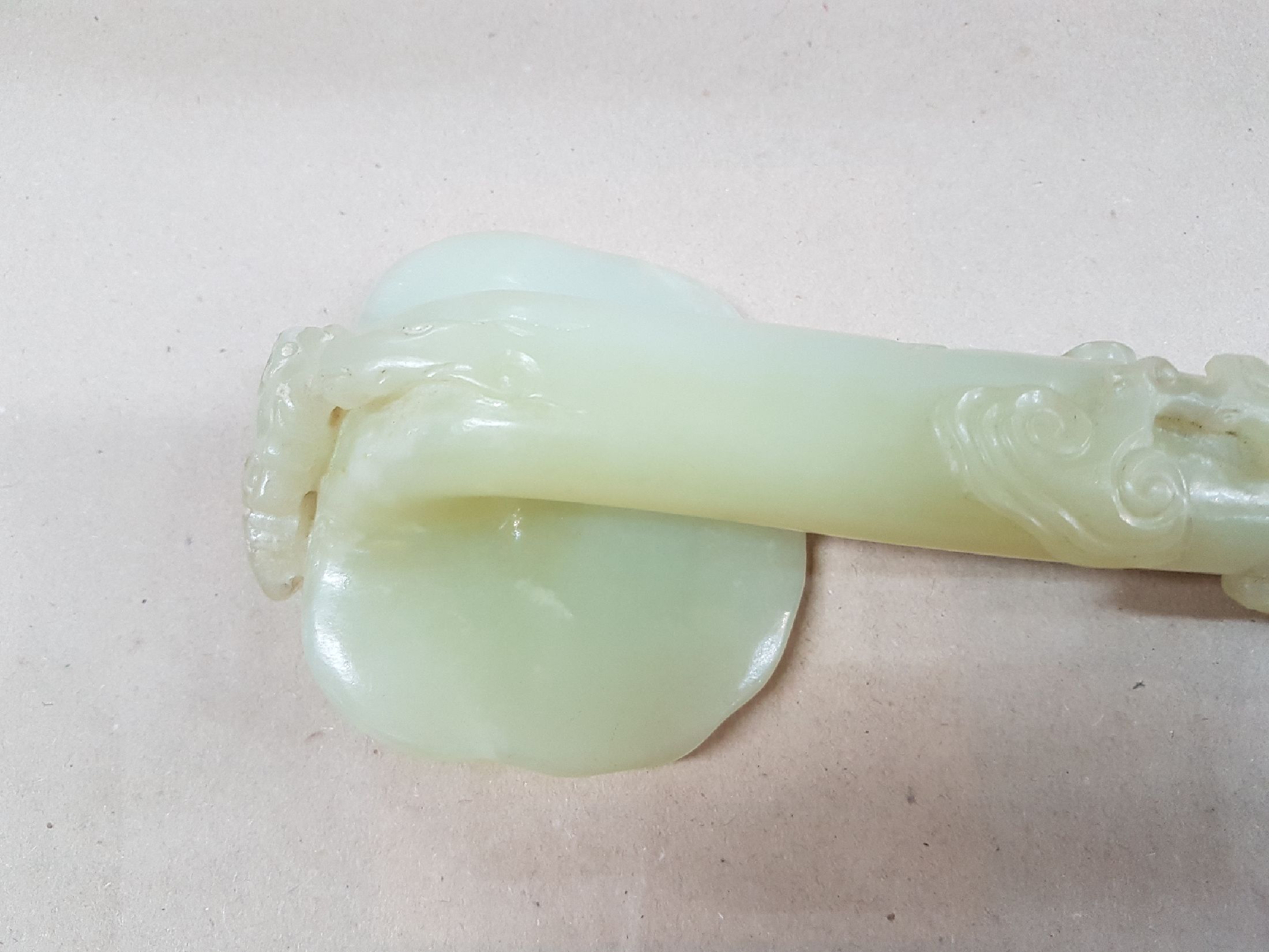 Detail i: Große Ruyi-Zepter, China, Jade, leicht geschwungene Form, reich beschnitzt, z.T. vollplastisch, am Stil rest., H. ca. 39 cm