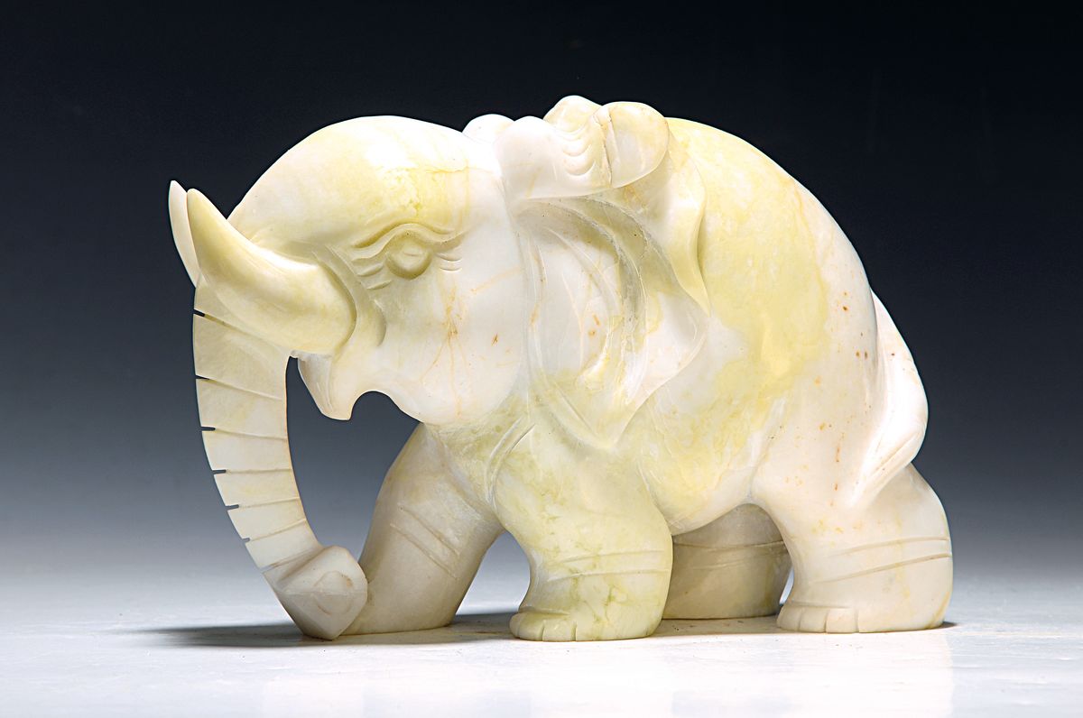 Große Elefantenskulptur, Serpentin, China, 20. Jh., weiß-grünlicher Stein, ca. 5.4 kg, ca. 17.5 x 24 cm, l. Gebr.-sp.