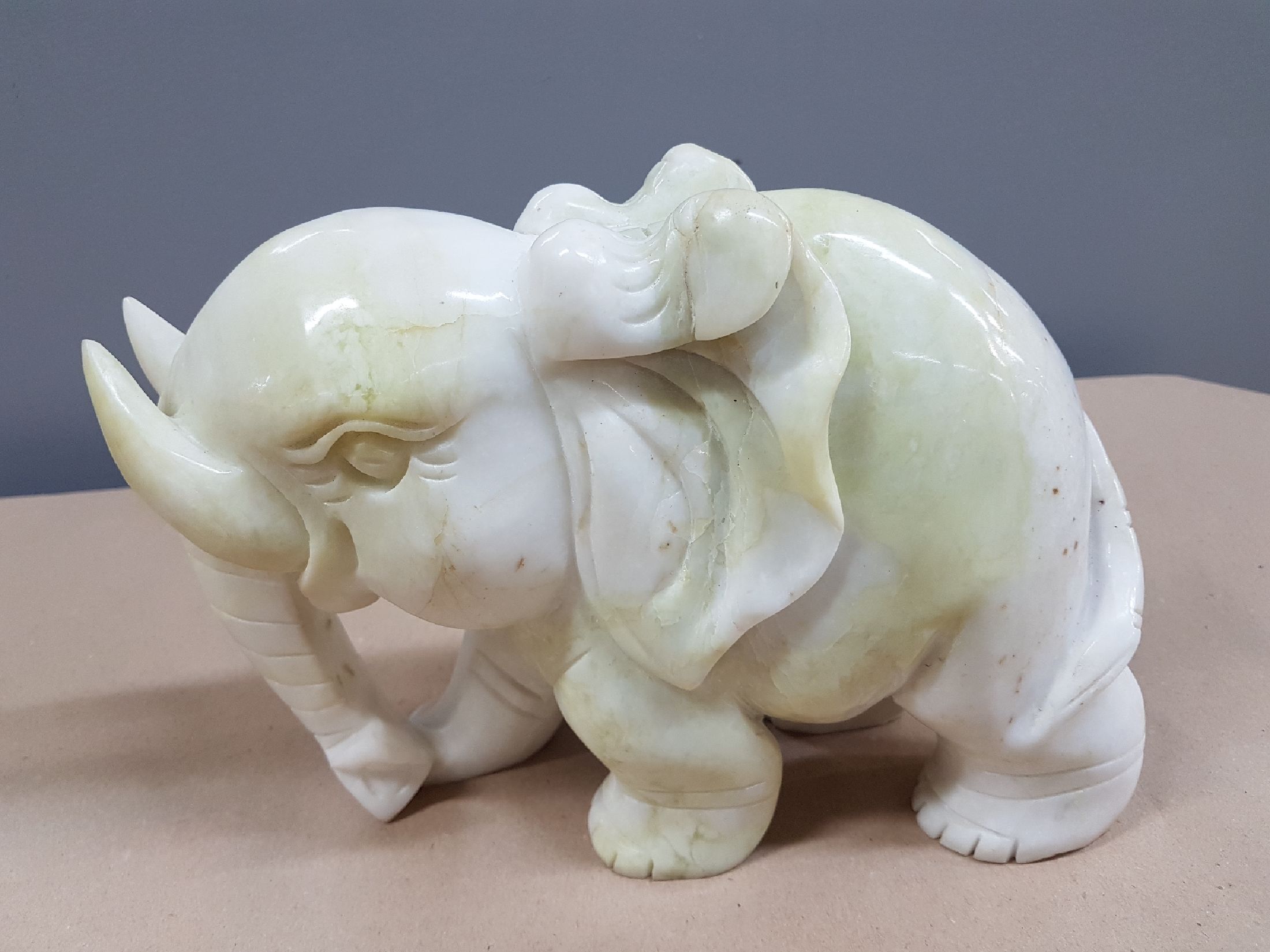 Detail b: Große Elefantenskulptur, Serpentin, China, 20. Jh., weiß-grünlicher Stein, ca. 5.4 kg, ca. 17.5 x 24 cm, l. Gebr.-sp.