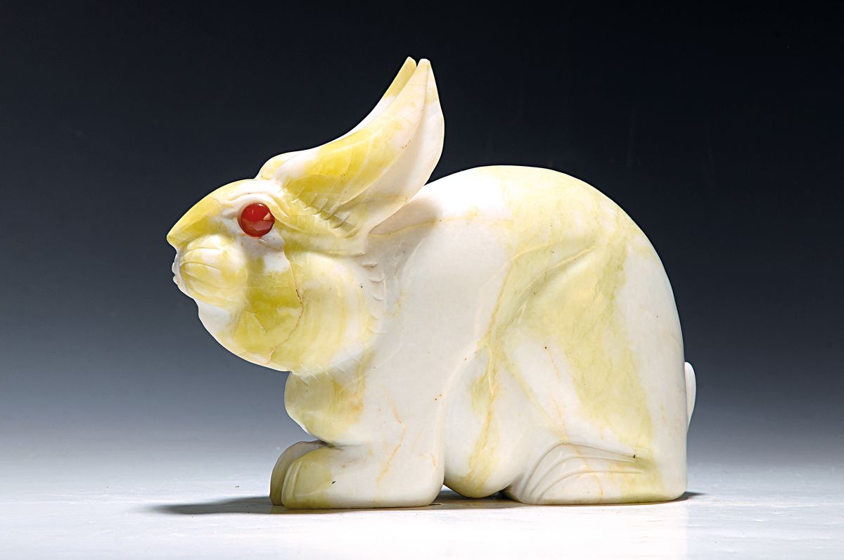 Große Hasenskulptur, China, Serpentin, 20. Jh., grünlich weißer Stein, rote eingesetzte Augen, geschnitzt, ca. 24 cm, ca. 5.5 kg, l. Gebr.-sp.