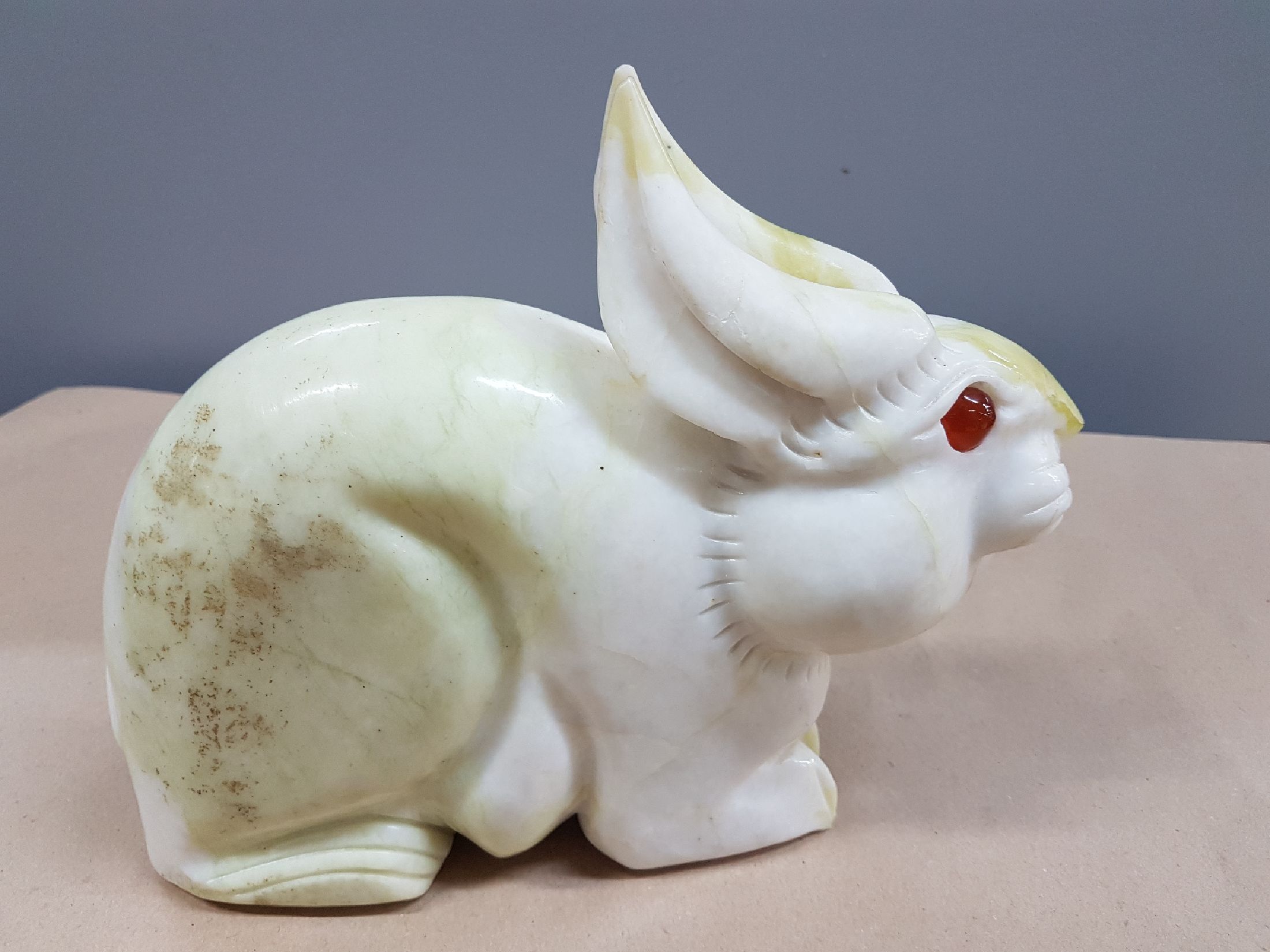 Detail c: Große Hasenskulptur, China, Serpentin, 20. Jh., grünlich weißer Stein, rote eingesetzte Augen, geschnitzt, ca. 24 cm, ca. 5.5 kg, l. Gebr.-sp.