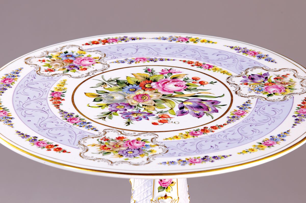 Detail a: Großer Porzellantisch, Porzellanmanufaktur Plaue, 2. Hälfte 20. Jh., Porzellan, auf drei Beinen stehend, polychromer Dekor von deutschen Blumen, ...