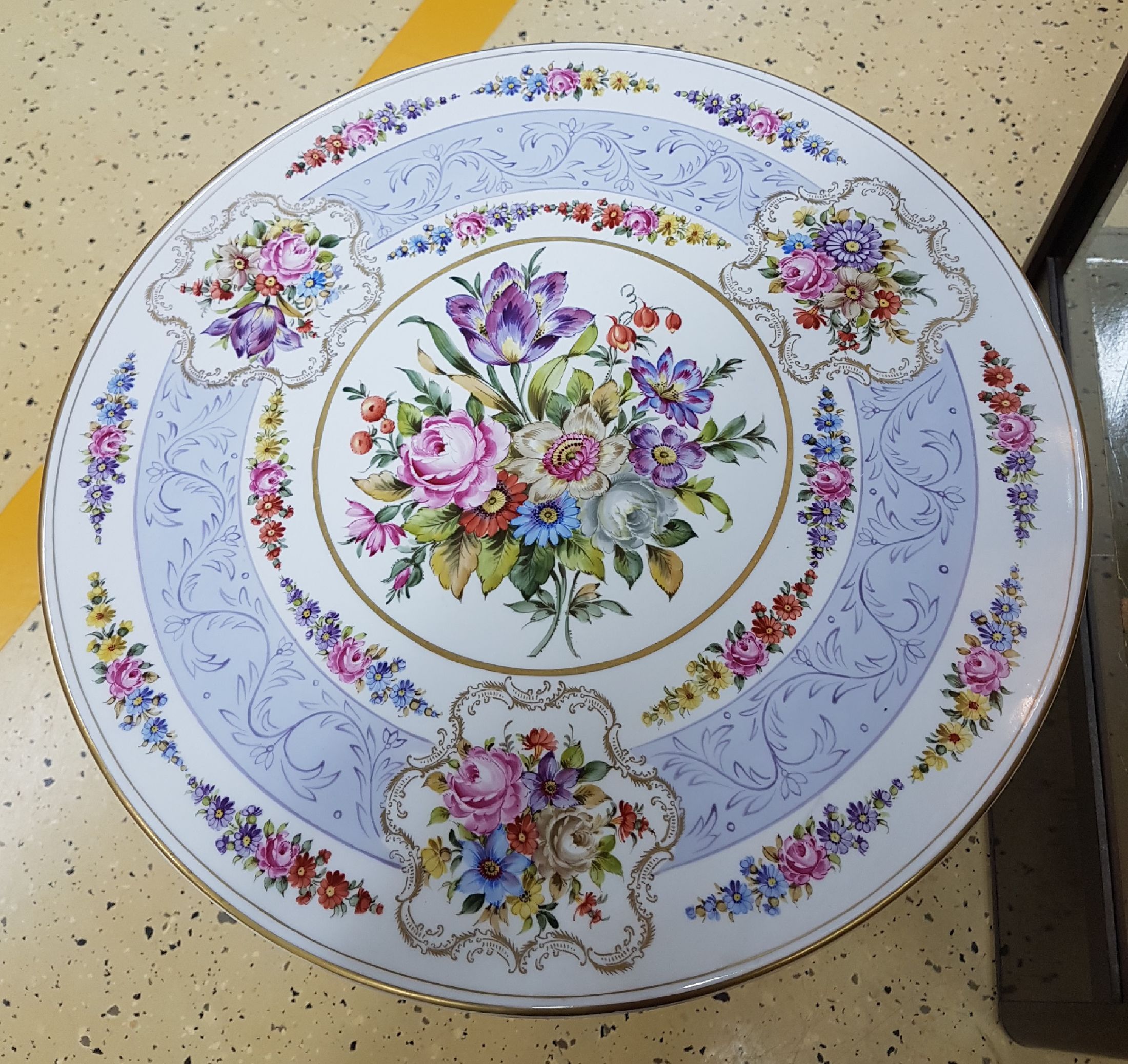 Detail b: Großer Porzellantisch, Porzellanmanufaktur Plaue, 2. Hälfte 20. Jh., Porzellan, auf drei Beinen stehend, polychromer Dekor von deutschen Blumen, ...