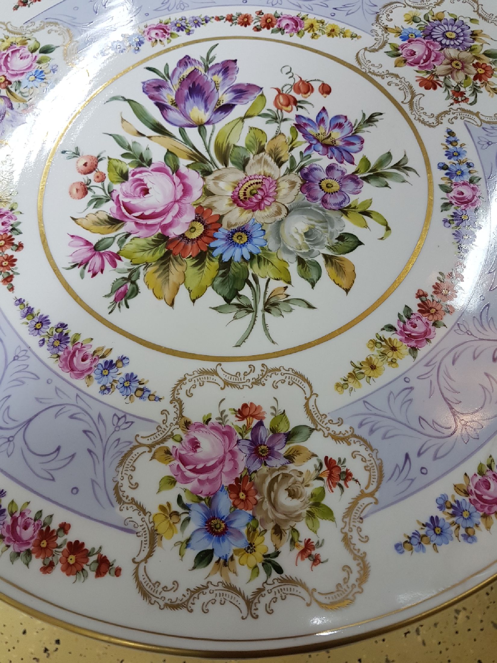 Detail c: Großer Porzellantisch, Porzellanmanufaktur Plaue, 2. Hälfte 20. Jh., Porzellan, auf drei Beinen stehend, polychromer Dekor von deutschen Blumen, ...