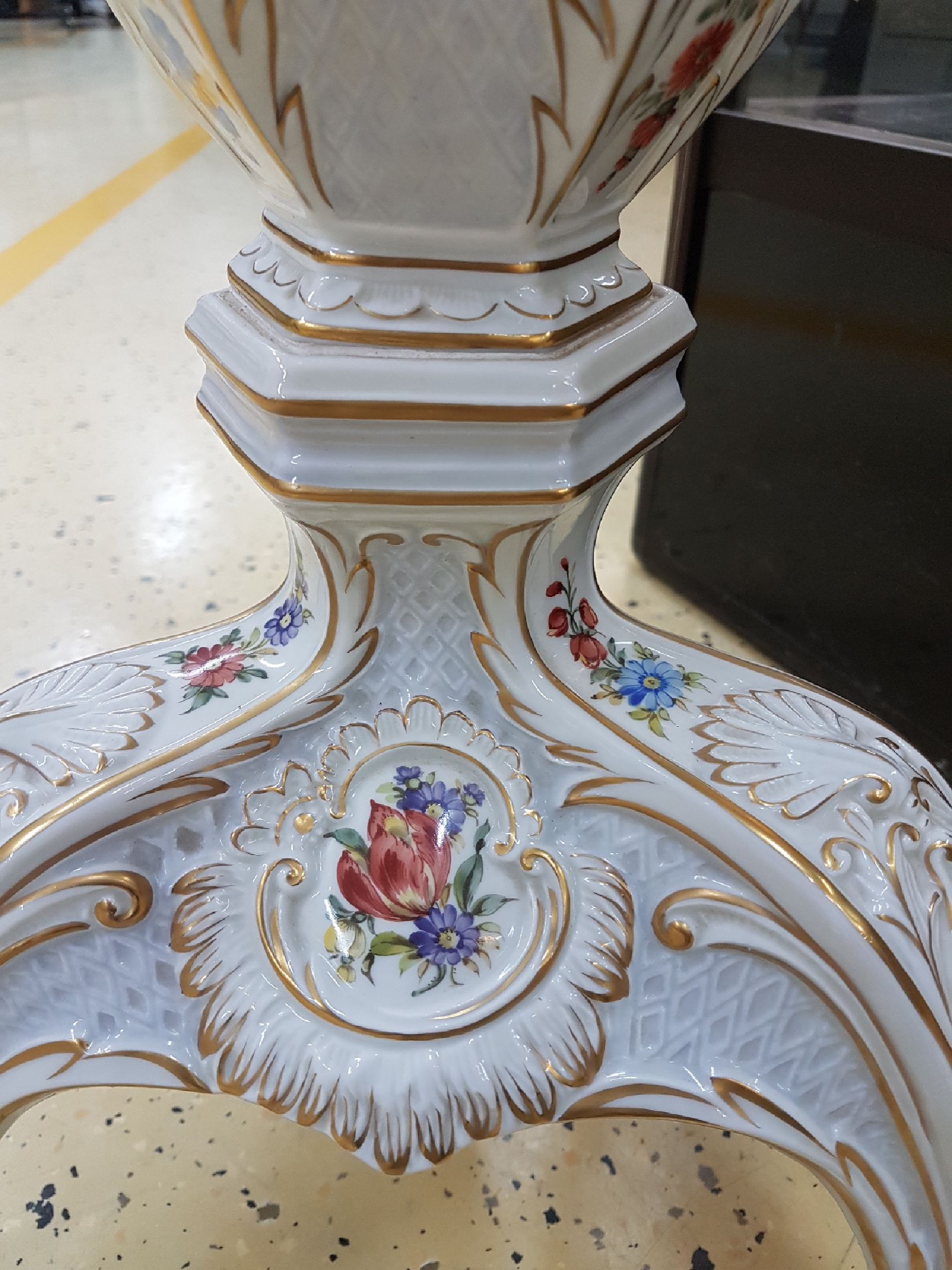 Detail f: Großer Porzellantisch, Porzellanmanufaktur Plaue, 2. Hälfte 20. Jh., Porzellan, auf drei Beinen stehend, polychromer Dekor von deutschen Blumen, ...