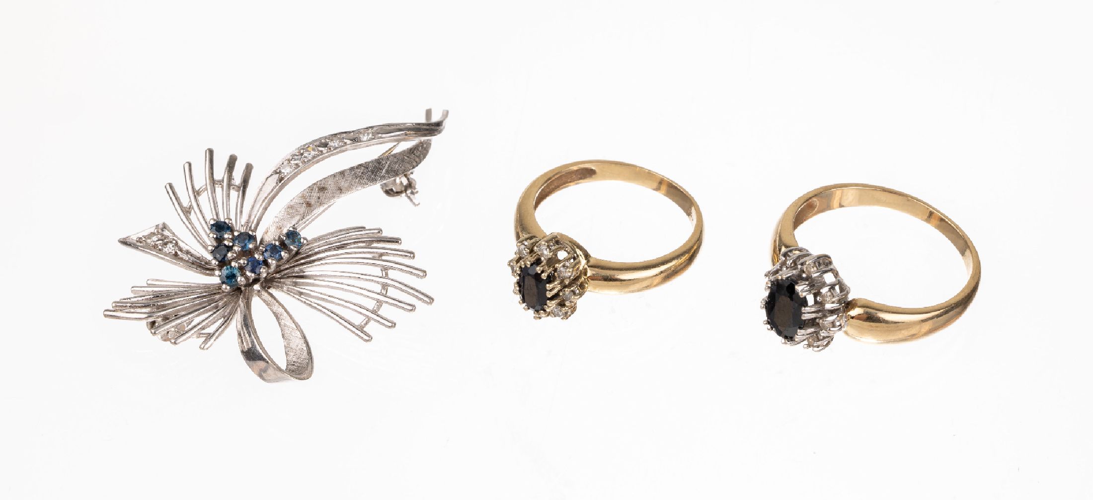 14 kt Gold Schmuck-Konvolut, GG/WG 585/000,best. aus: 1 Ring, RW 52, ovalfacett. Saphir und kl. Brillanten 1 Ring, RW 58, ovalfacett. Saphir und kl. ...