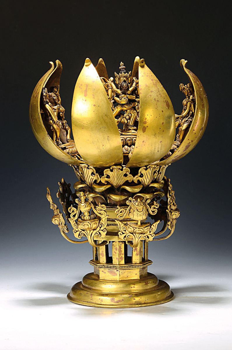 Dreidimensionales Lotusmandala aus Bronze mit Darstellung der Gottheit Chakrasamvara und seiner Gemahlin Vajravarahi, sowie 8 Gefolgefiguren in einer ...