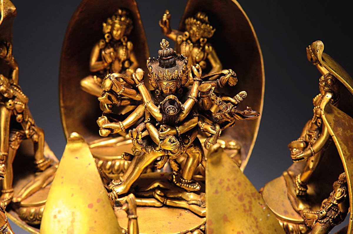 Detail a: Dreidimensionales Lotusmandala aus Bronze mit Darstellung der Gottheit Chakrasamvara und seiner Gemahlin Vajravarahi, sowie 8 Gefolgefiguren in einer ...