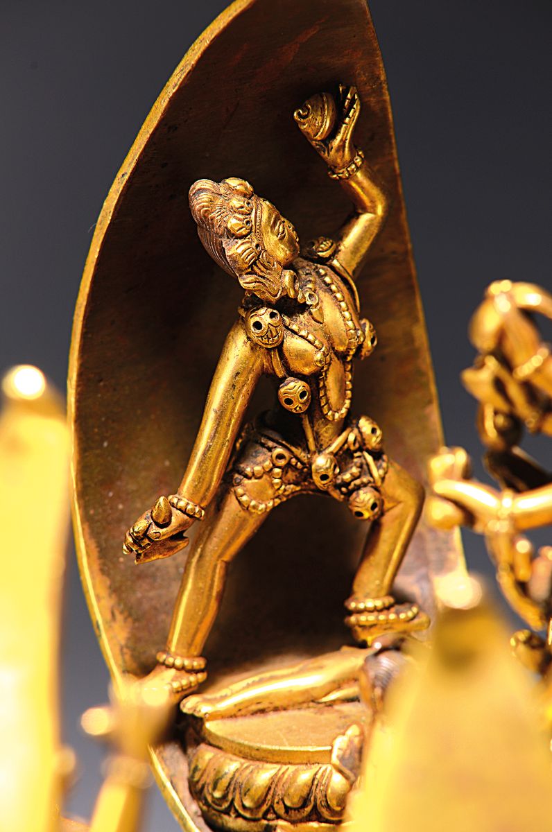 Detail b: Dreidimensionales Lotusmandala aus Bronze mit Darstellung der Gottheit Chakrasamvara und seiner Gemahlin Vajravarahi, sowie 8 Gefolgefiguren in einer ...