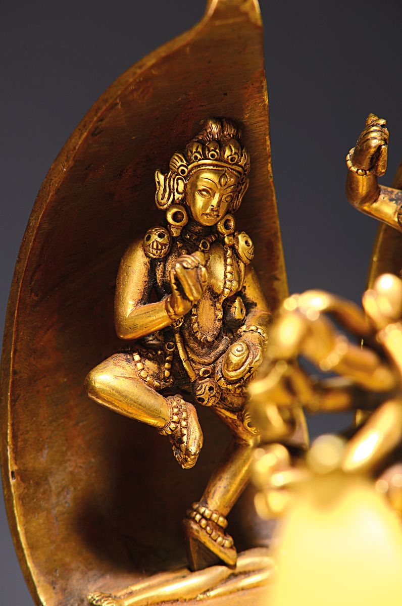 Detail c: Dreidimensionales Lotusmandala aus Bronze mit Darstellung der Gottheit Chakrasamvara und seiner Gemahlin Vajravarahi, sowie 8 Gefolgefiguren in einer ...