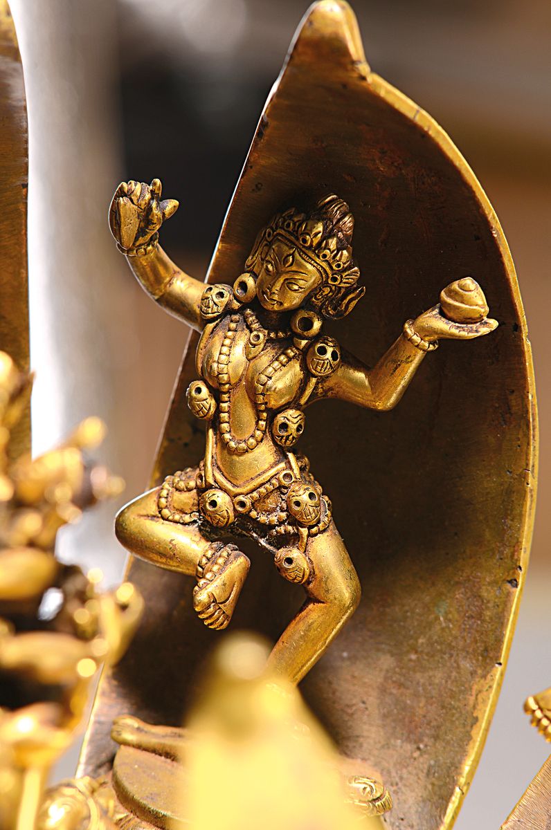 Detail d: Dreidimensionales Lotusmandala aus Bronze mit Darstellung der Gottheit Chakrasamvara und seiner Gemahlin Vajravarahi, sowie 8 Gefolgefiguren in einer ...
