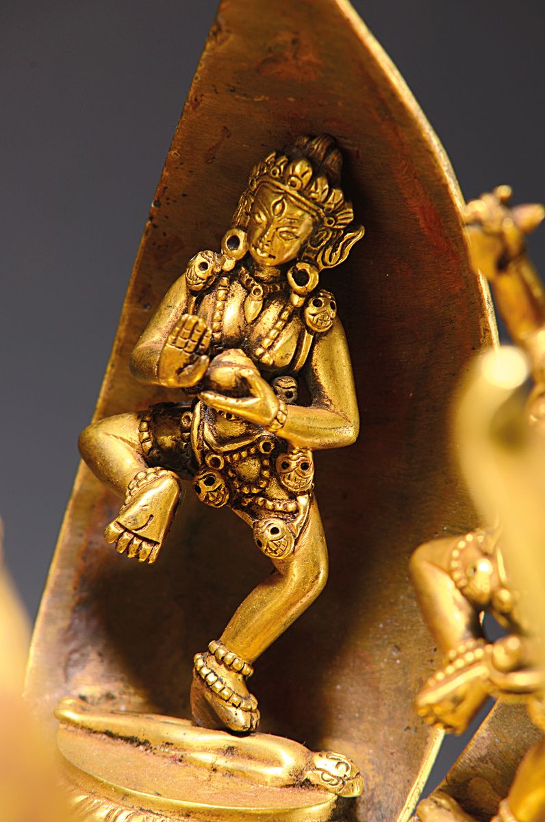 Detail e: Dreidimensionales Lotusmandala aus Bronze mit Darstellung der Gottheit Chakrasamvara und seiner Gemahlin Vajravarahi, sowie 8 Gefolgefiguren in einer ...