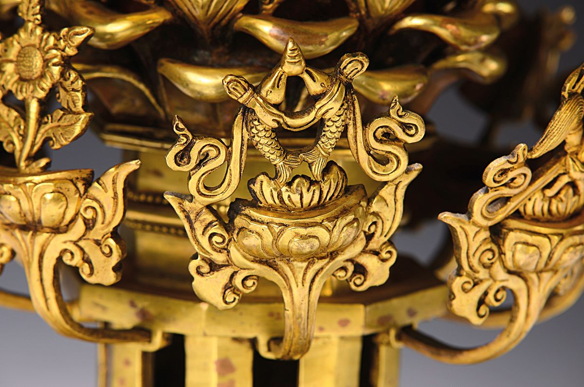 Detail f: Dreidimensionales Lotusmandala aus Bronze mit Darstellung der Gottheit Chakrasamvara und seiner Gemahlin Vajravarahi, sowie 8 Gefolgefiguren in einer ...