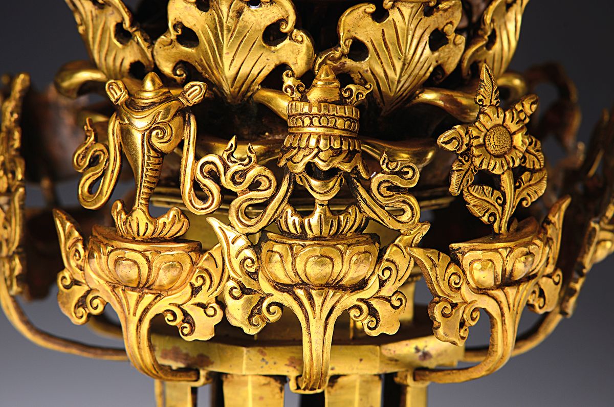Detail g: Dreidimensionales Lotusmandala aus Bronze mit Darstellung der Gottheit Chakrasamvara und seiner Gemahlin Vajravarahi, sowie 8 Gefolgefiguren in einer ...