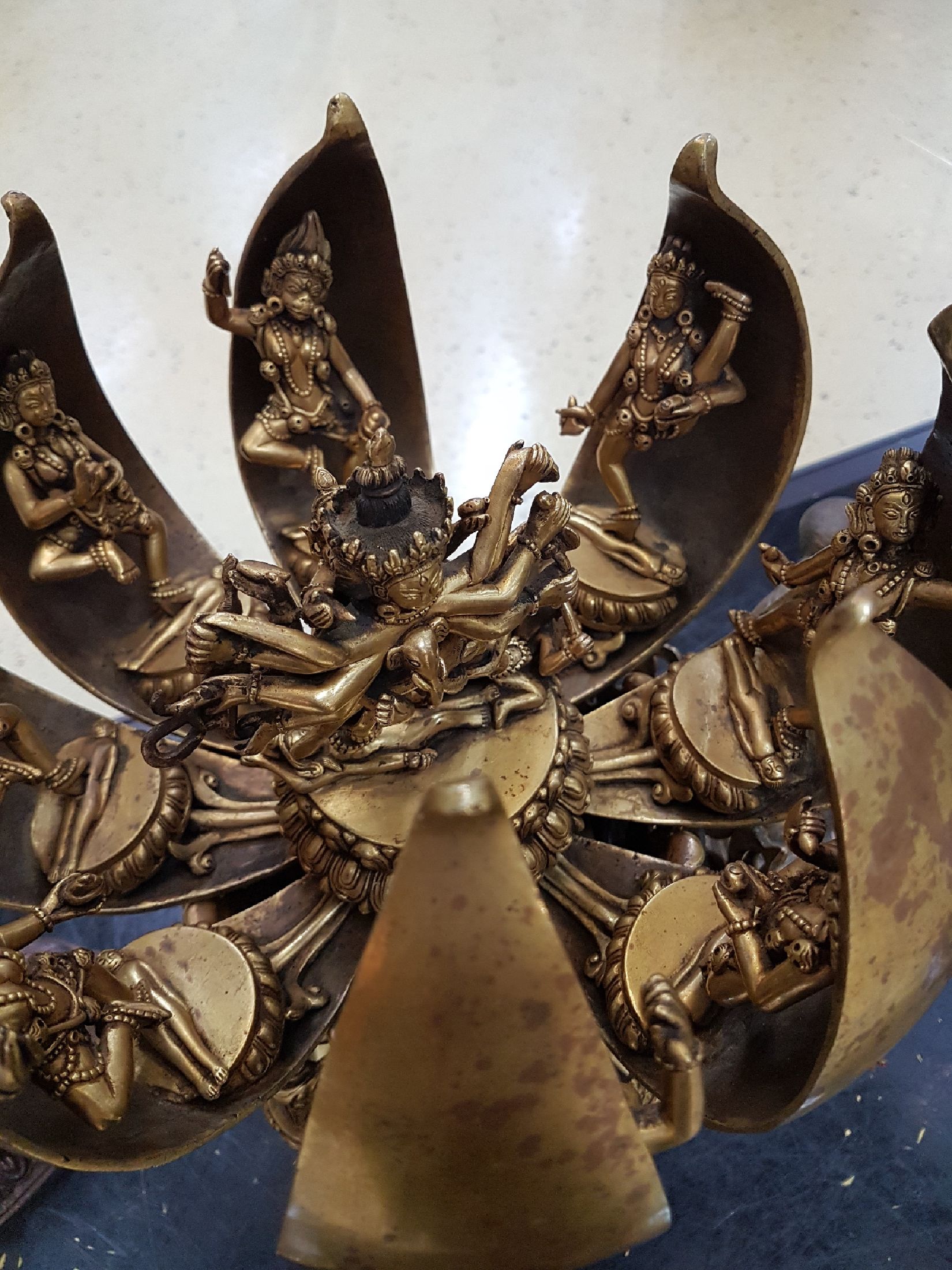 Detail h: Dreidimensionales Lotusmandala aus Bronze mit Darstellung der Gottheit Chakrasamvara und seiner Gemahlin Vajravarahi, sowie 8 Gefolgefiguren in einer ...