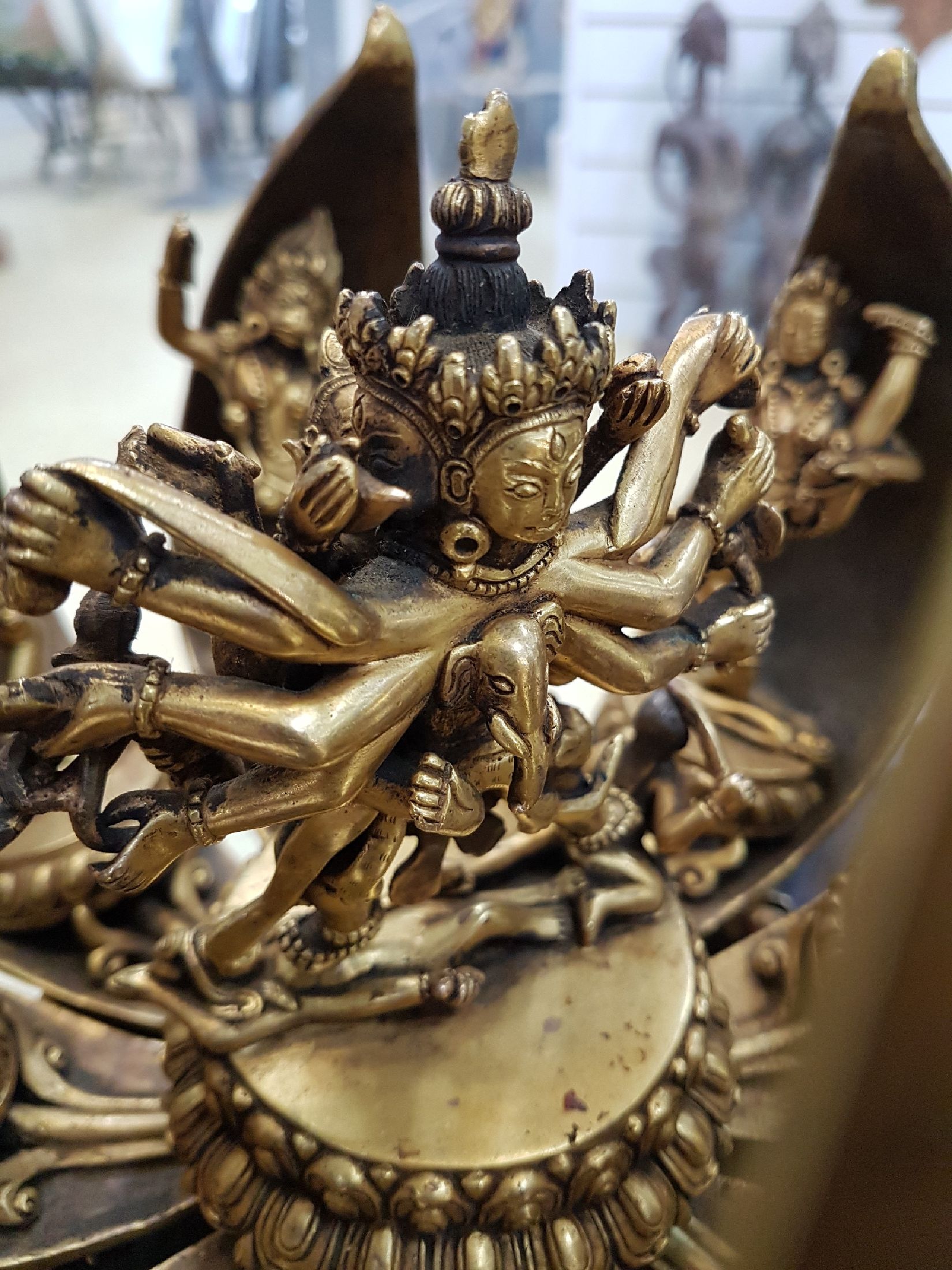 Detail i: Dreidimensionales Lotusmandala aus Bronze mit Darstellung der Gottheit Chakrasamvara und seiner Gemahlin Vajravarahi, sowie 8 Gefolgefiguren in einer ...