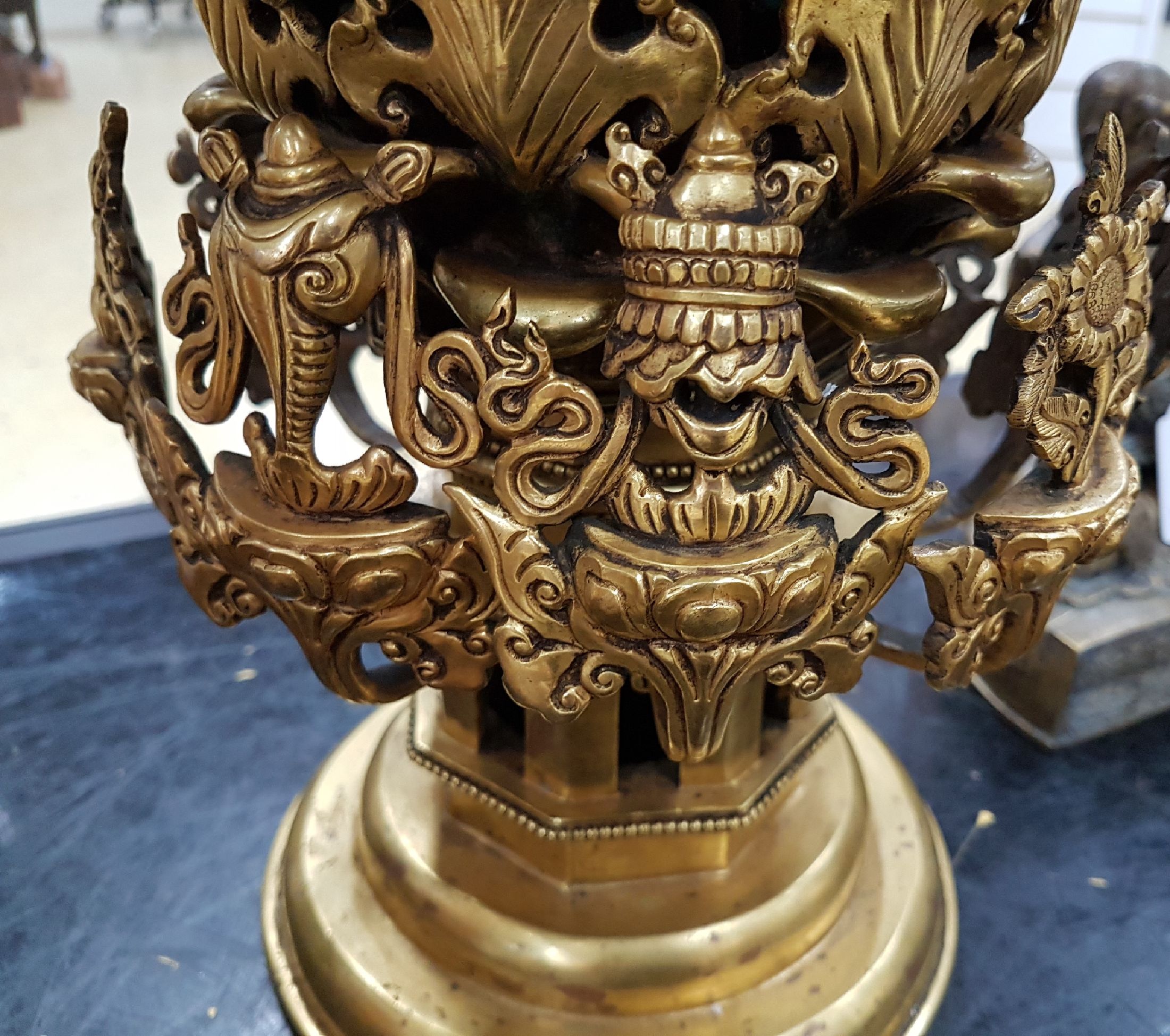 Detail j: Dreidimensionales Lotusmandala aus Bronze mit Darstellung der Gottheit Chakrasamvara und seiner Gemahlin Vajravarahi, sowie 8 Gefolgefiguren in einer ...