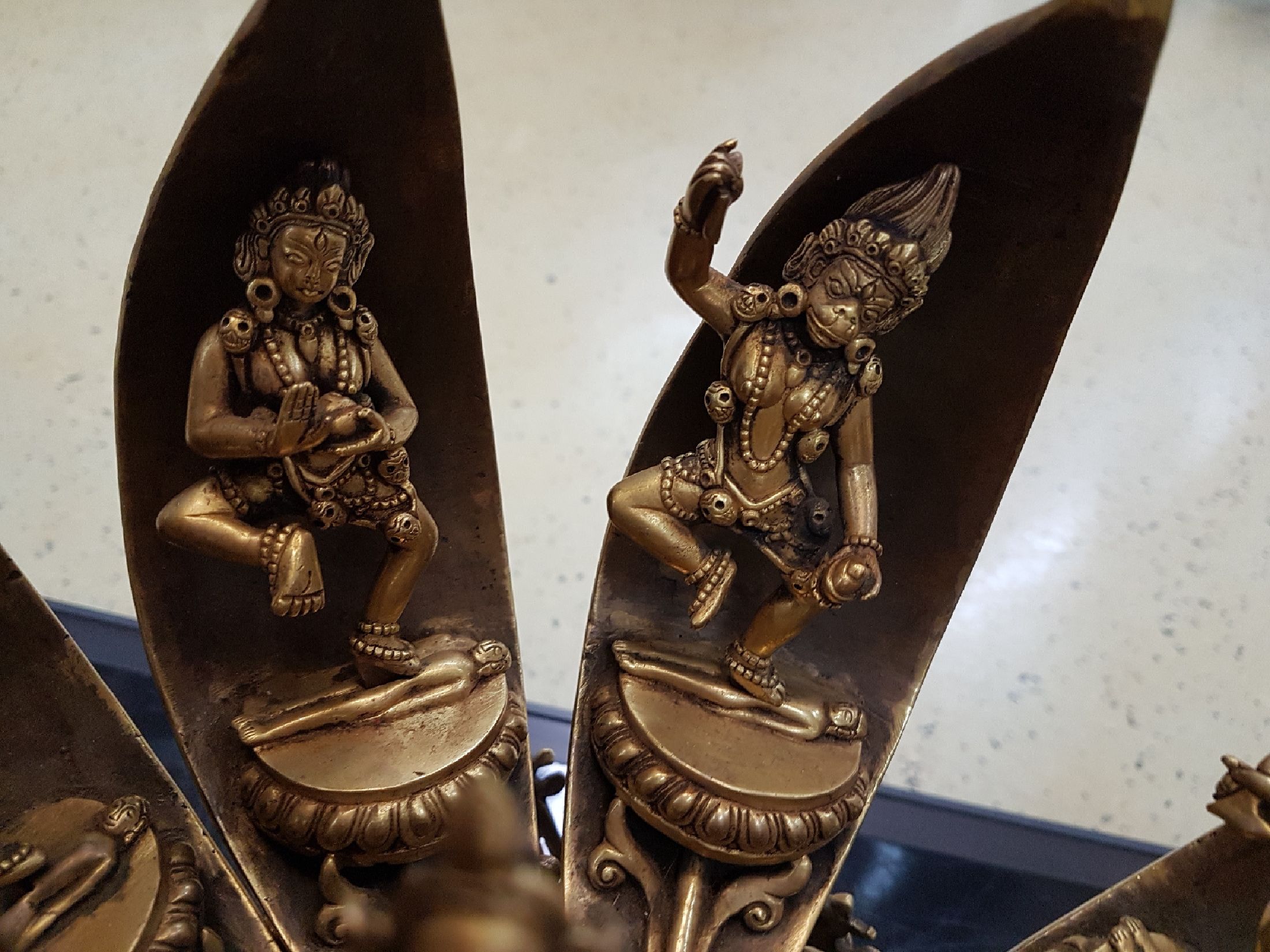Detail k: Dreidimensionales Lotusmandala aus Bronze mit Darstellung der Gottheit Chakrasamvara und seiner Gemahlin Vajravarahi, sowie 8 Gefolgefiguren in einer ...