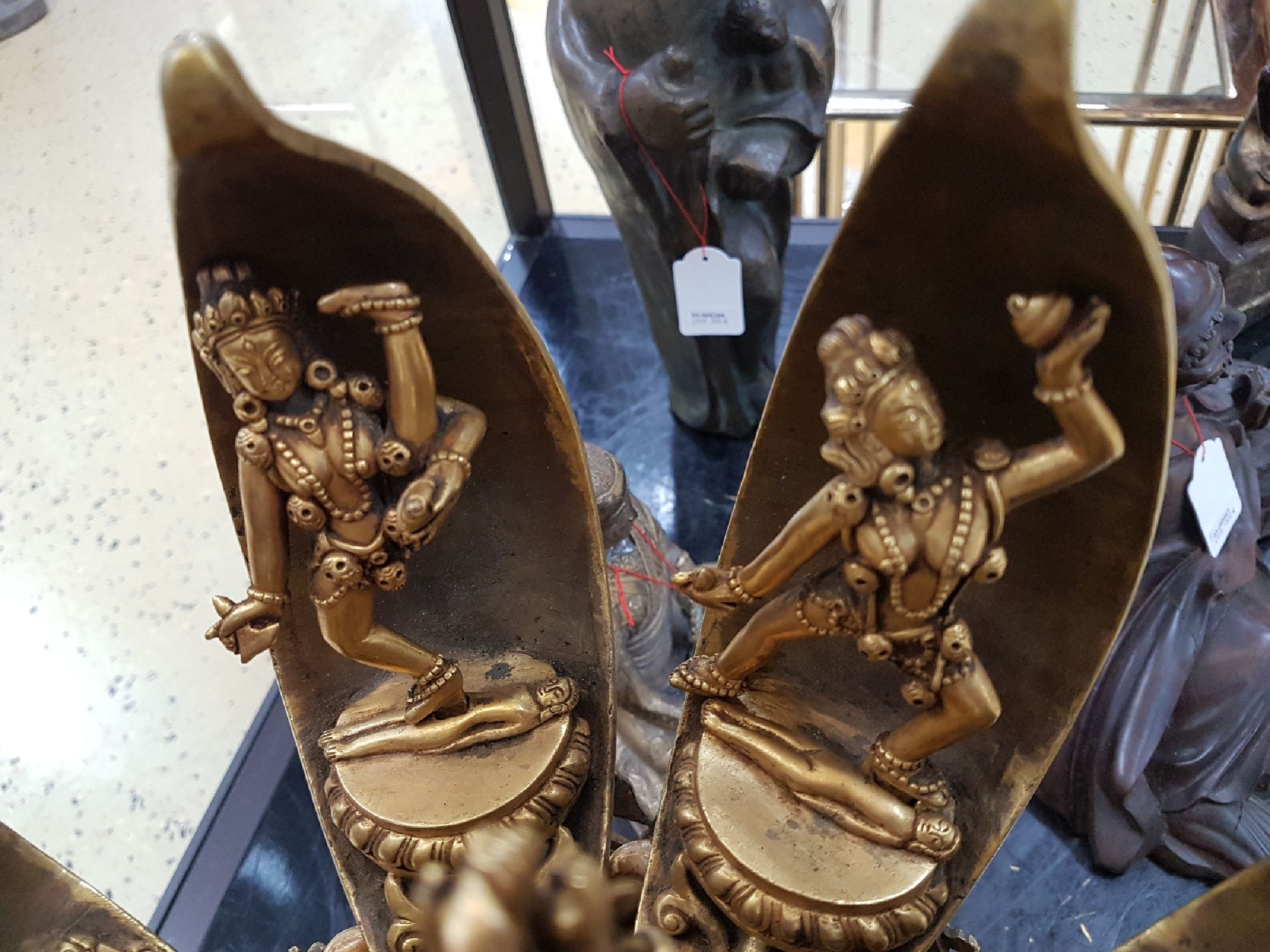 Detail l: Dreidimensionales Lotusmandala aus Bronze mit Darstellung der Gottheit Chakrasamvara und seiner Gemahlin Vajravarahi, sowie 8 Gefolgefiguren in einer ...