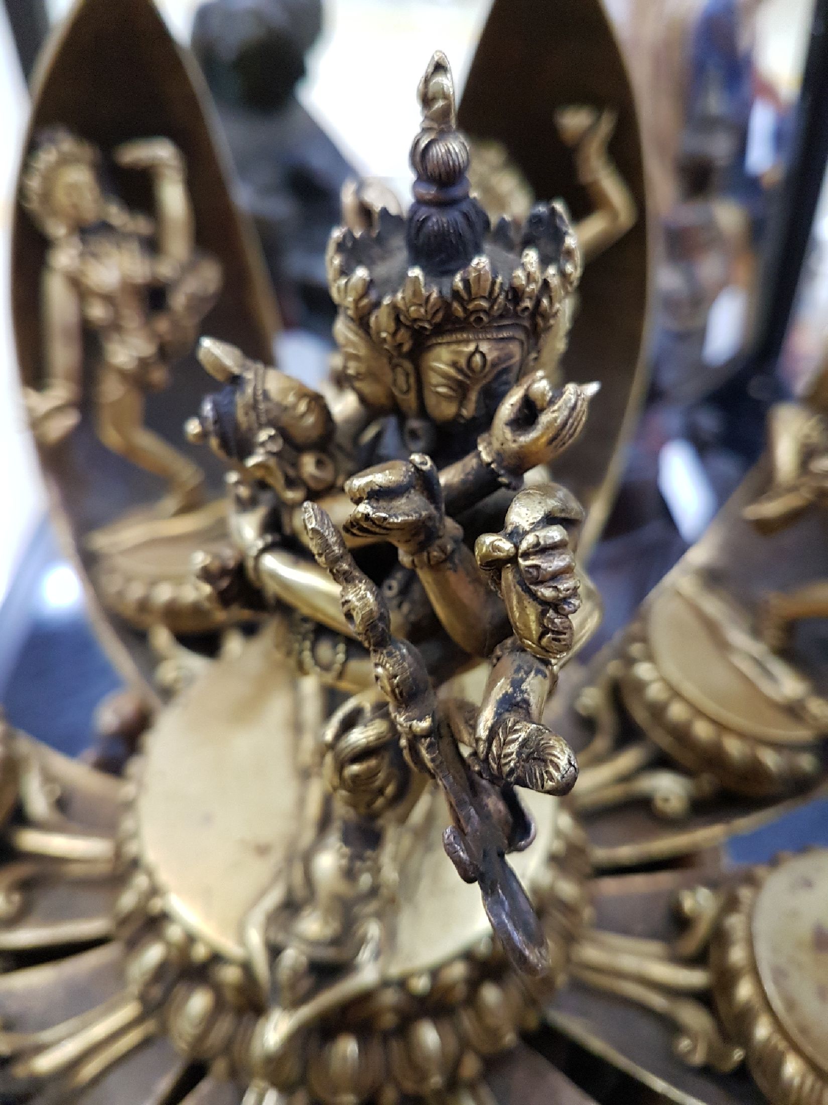 Detail m: Dreidimensionales Lotusmandala aus Bronze mit Darstellung der Gottheit Chakrasamvara und seiner Gemahlin Vajravarahi, sowie 8 Gefolgefiguren in einer ...